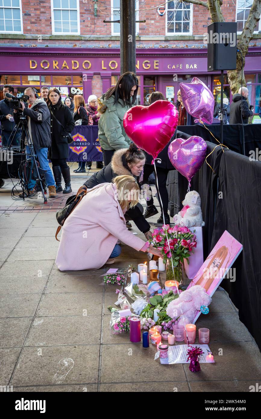 La pose de fleurs lors de la veillée de Brianna Ghey, une jeune fille transgenre britannique de 16 ans, a été assassinée dans une attaque préméditée par Scarlett Jenkinson et E. Banque D'Images