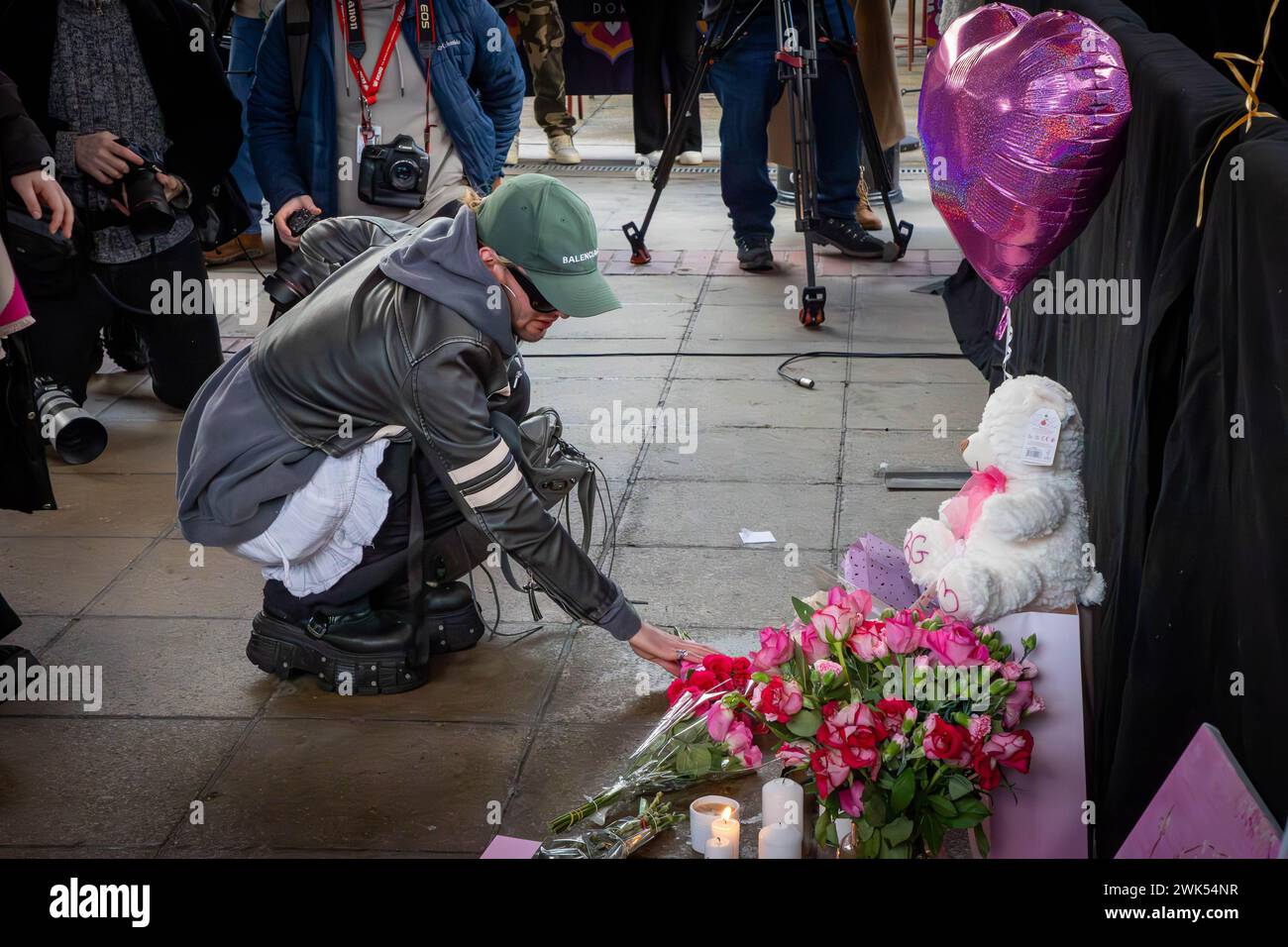 Placer des fleurs pour Brianna Ghey, une jeune fille transgenre britannique de 16 ans, a été assassinée lors d'une attaque préméditée par Scarlett Jenkinson et Eddie Ratcli Banque D'Images