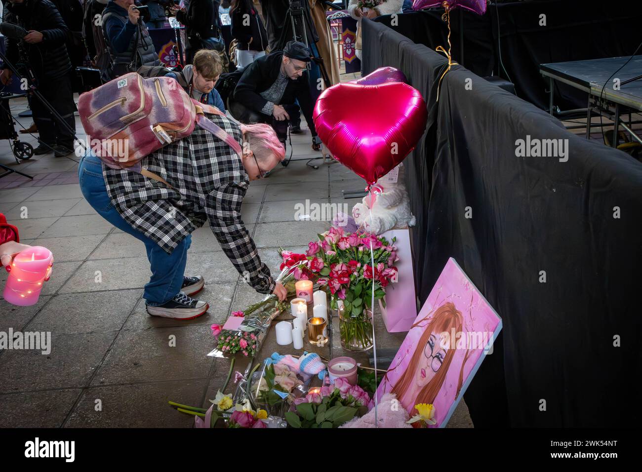 Placer des fleurs pour Brianna Ghey, une jeune fille transgenre britannique de 16 ans, a été assassinée lors d'une attaque préméditée par Scarlett Jenkinson et Eddie Ratcli Banque D'Images