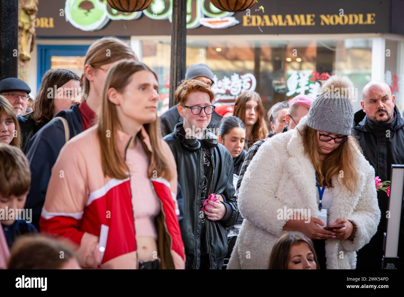 Une fille dans la foule pleure pour Brianna Ghey, une jeune fille transgenre britannique de 16 ans, a été assassinée dans une attaque préméditée par Scarlett Jenkinson et Eddi Banque D'Images