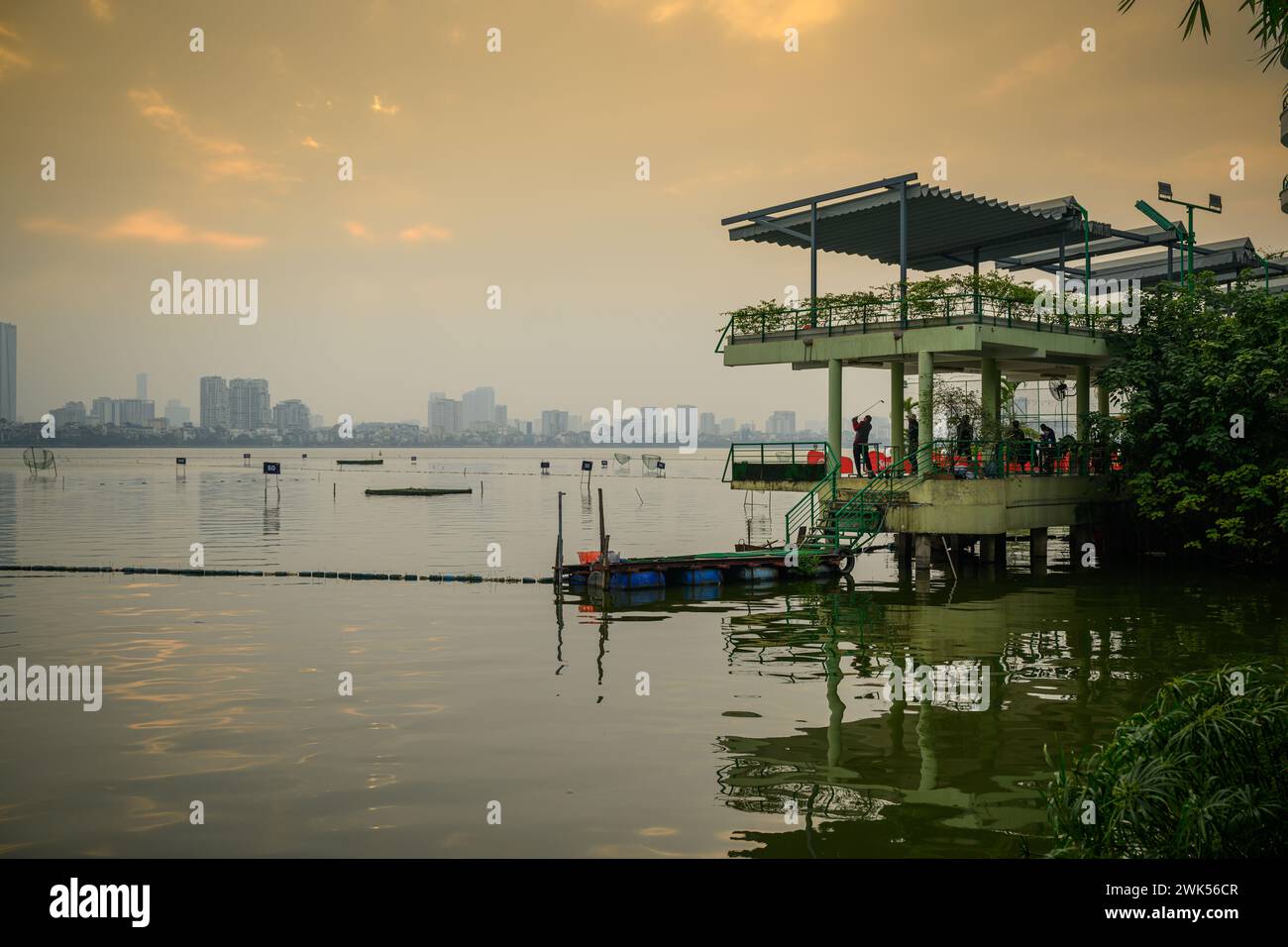 Conduire des balles de golf dans le lac Tay Ho, Hanoi, Vietnam Banque D'Images