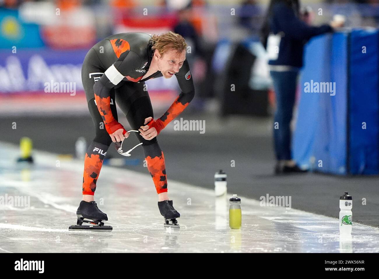 Calgary, Canada. 18 février 2024. CALGARY, CANADA - 18 FÉVRIER : Ted-Jan Bloemen du Canada après avoir participé au 10000m masculin lors des Championnats du monde de patinage de vitesse de l'ISU sur distances simples à l'ovale olympique le 18 février 2024 à Calgary, Canada. (Photo par Andre Weening/Orange Pictures) crédit : Orange pics BV/Alamy Live News Banque D'Images