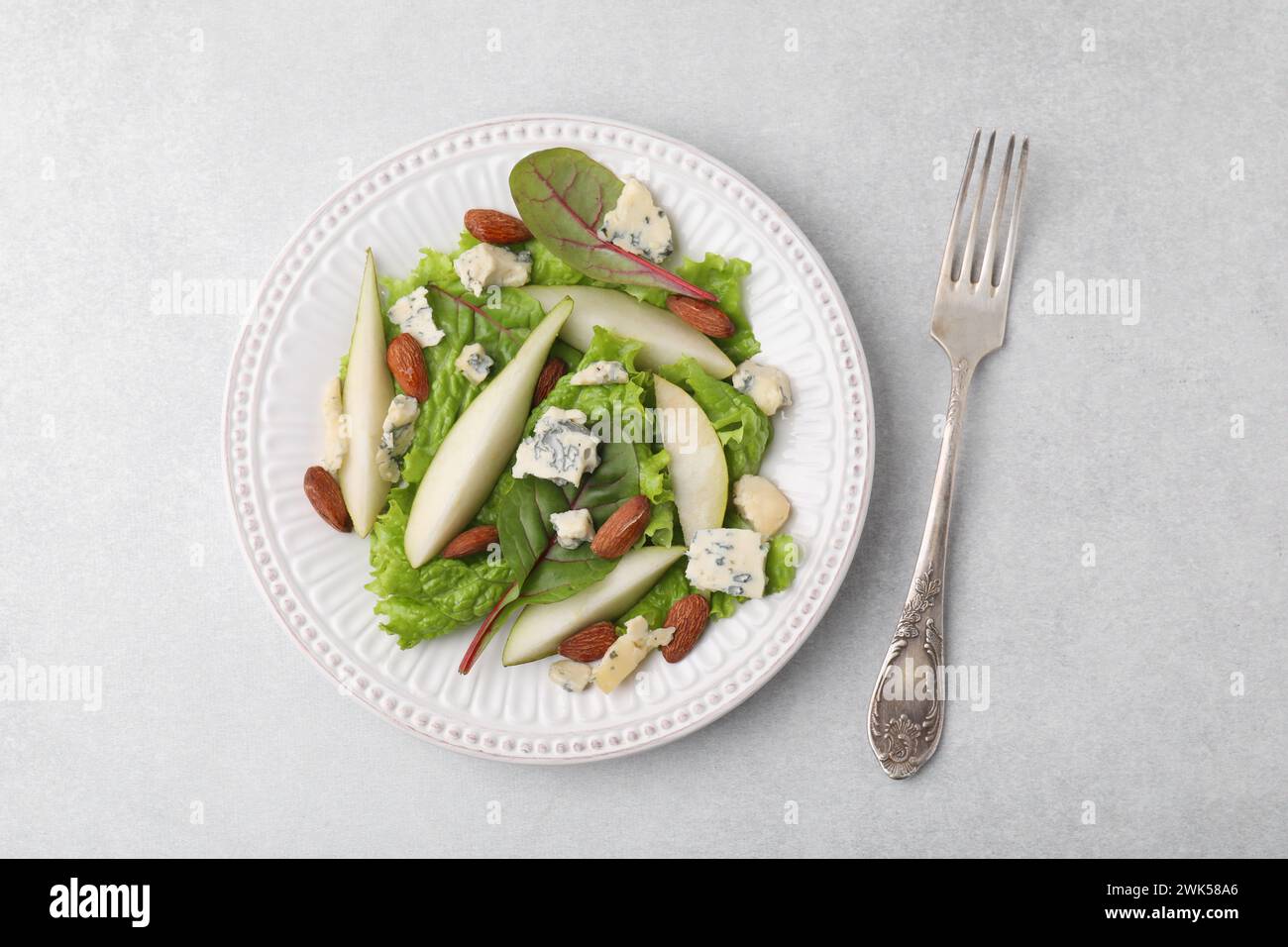 Délicieuse salade de poires sur table lumineuse, vue de dessus Banque D'Images