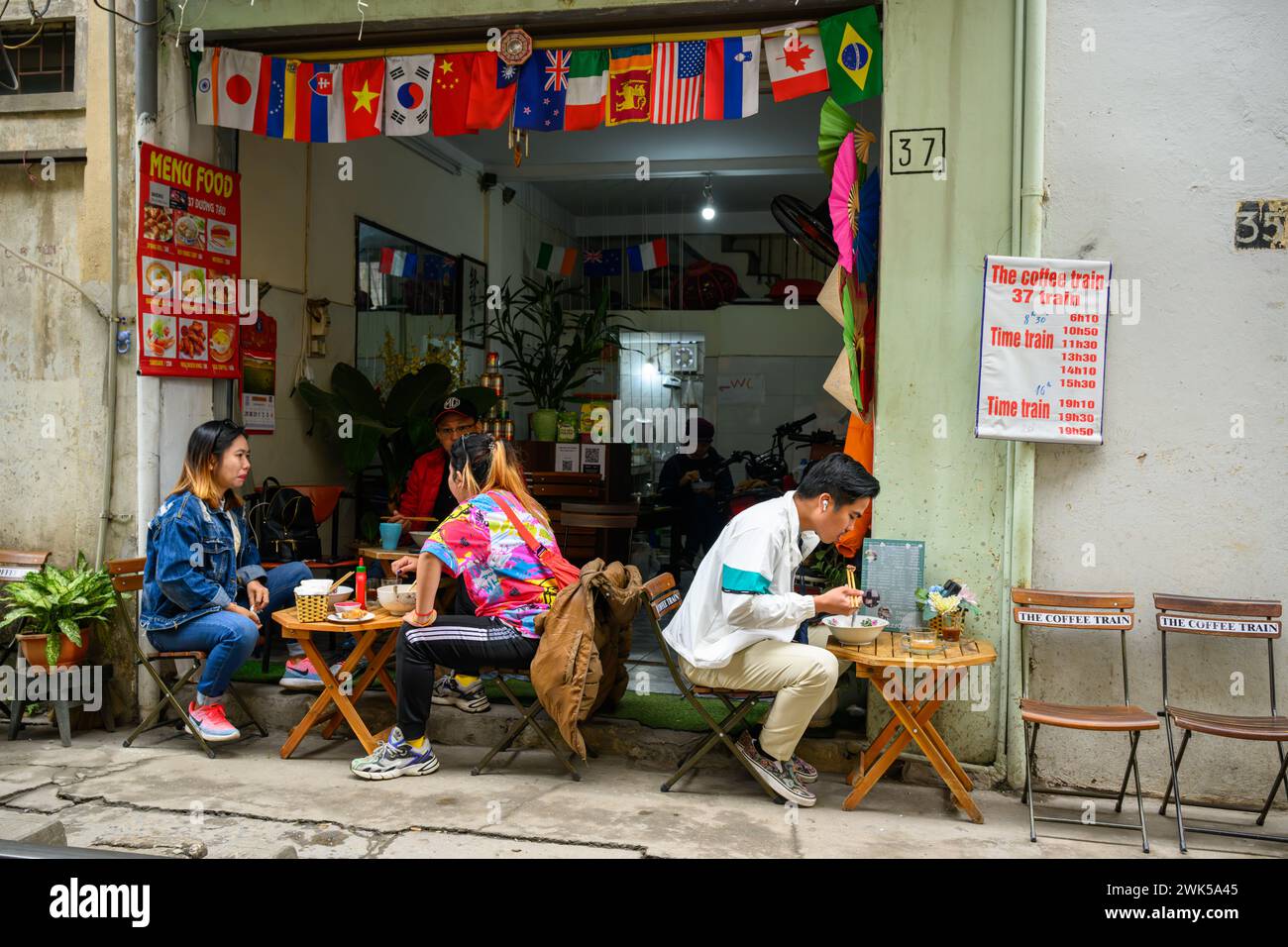 Dîner dans un café Hanoi train Street, Hanoi, Vietnam Banque D'Images