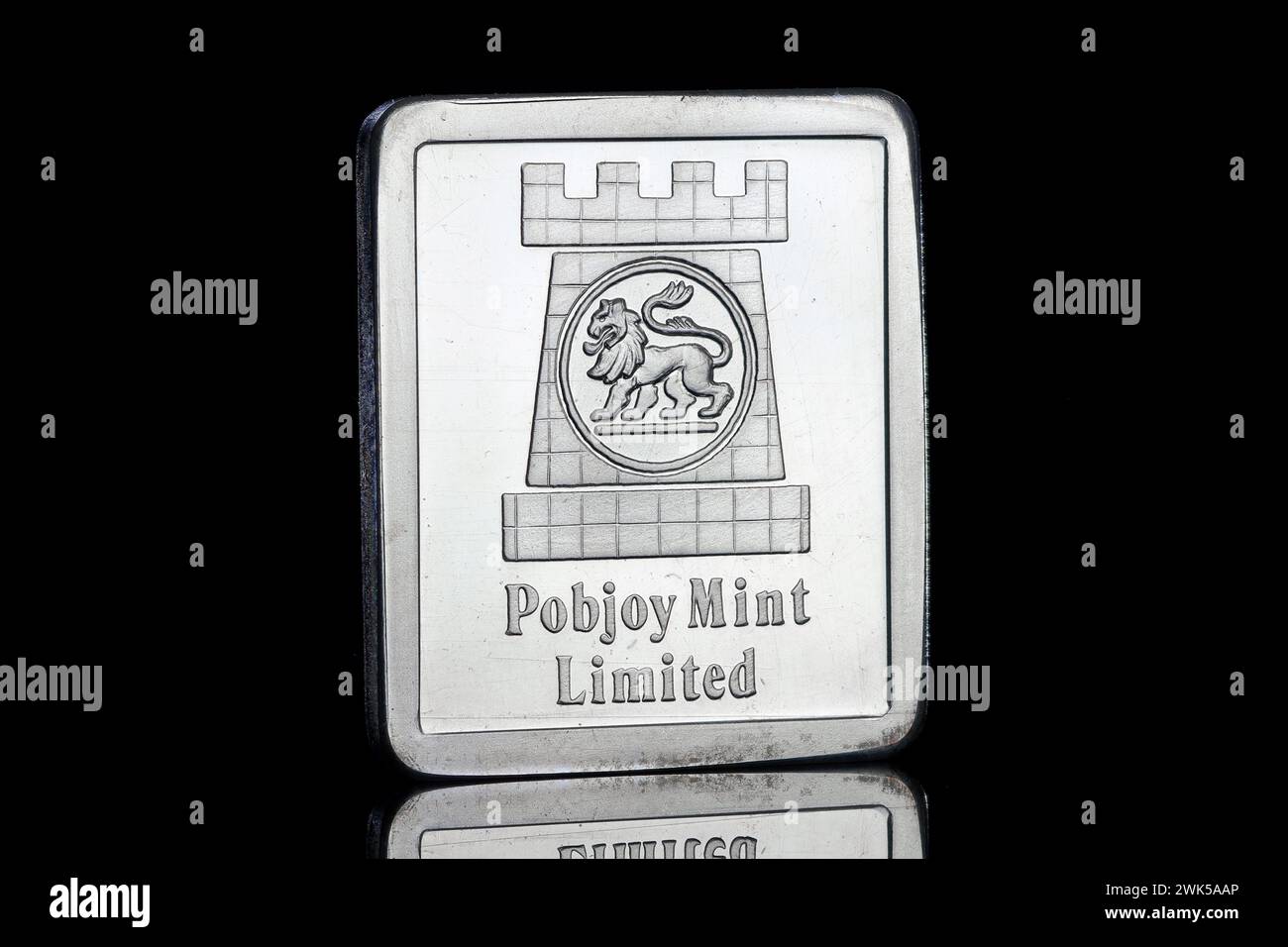 Un lingot argenté portant le logo de la marque Pobjoy Mint Limited. Le fabricant de pièces de monnaie a maintenant cessé de commercer après 58 ans. Banque D'Images