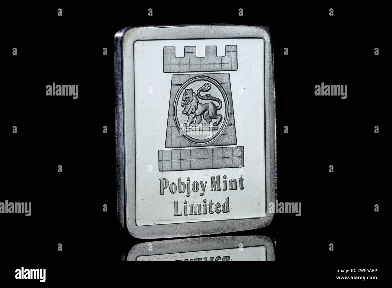 Un lingot argenté portant le logo de la marque Pobjoy Mint Limited. Le fabricant de pièces de monnaie a maintenant cessé de commercer après 58 ans. Banque D'Images