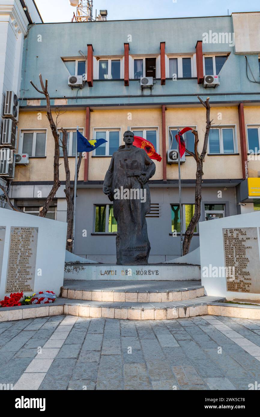 Prizren, Kosovo - 6 février 2024 : gloire à la statue commémorative des martyrs à Prizren, Kosovo. Banque D'Images