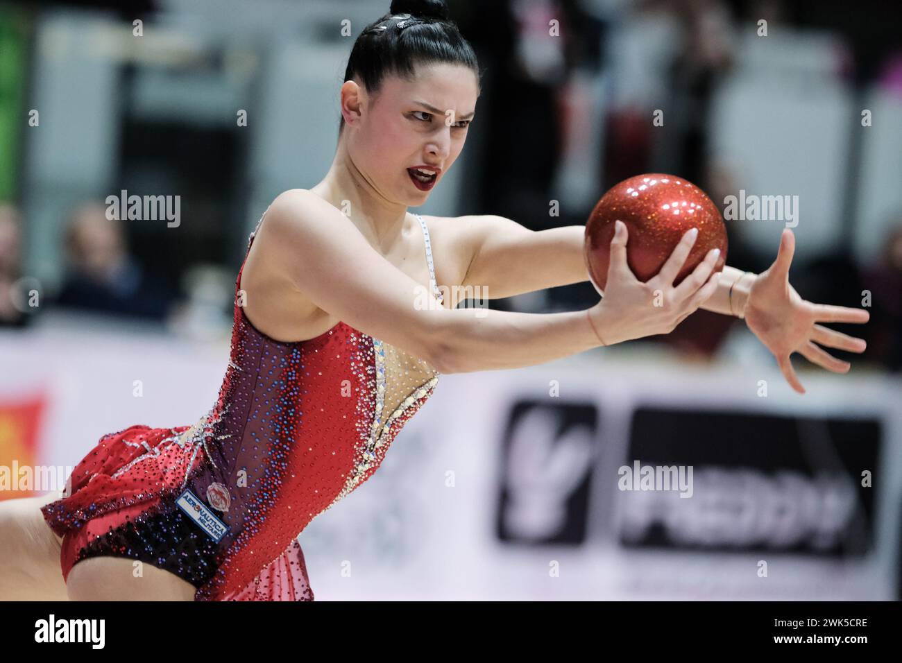 Chieti, Italie. 17 février 2024. La gymnaste rythmique italienne Milena Baldassarri se produit pour Ginnastica Fabriano lors de la gymnastique rythmique FGI 2024 saison régulière Serie A1 1er tour à Palatricalle Chieti. Première ronde de saison régulière des championnats italiens de gymnastique rythmique 2024 à Chieti, Italie crédit : SOPA images Limited/Alamy Live News Banque D'Images