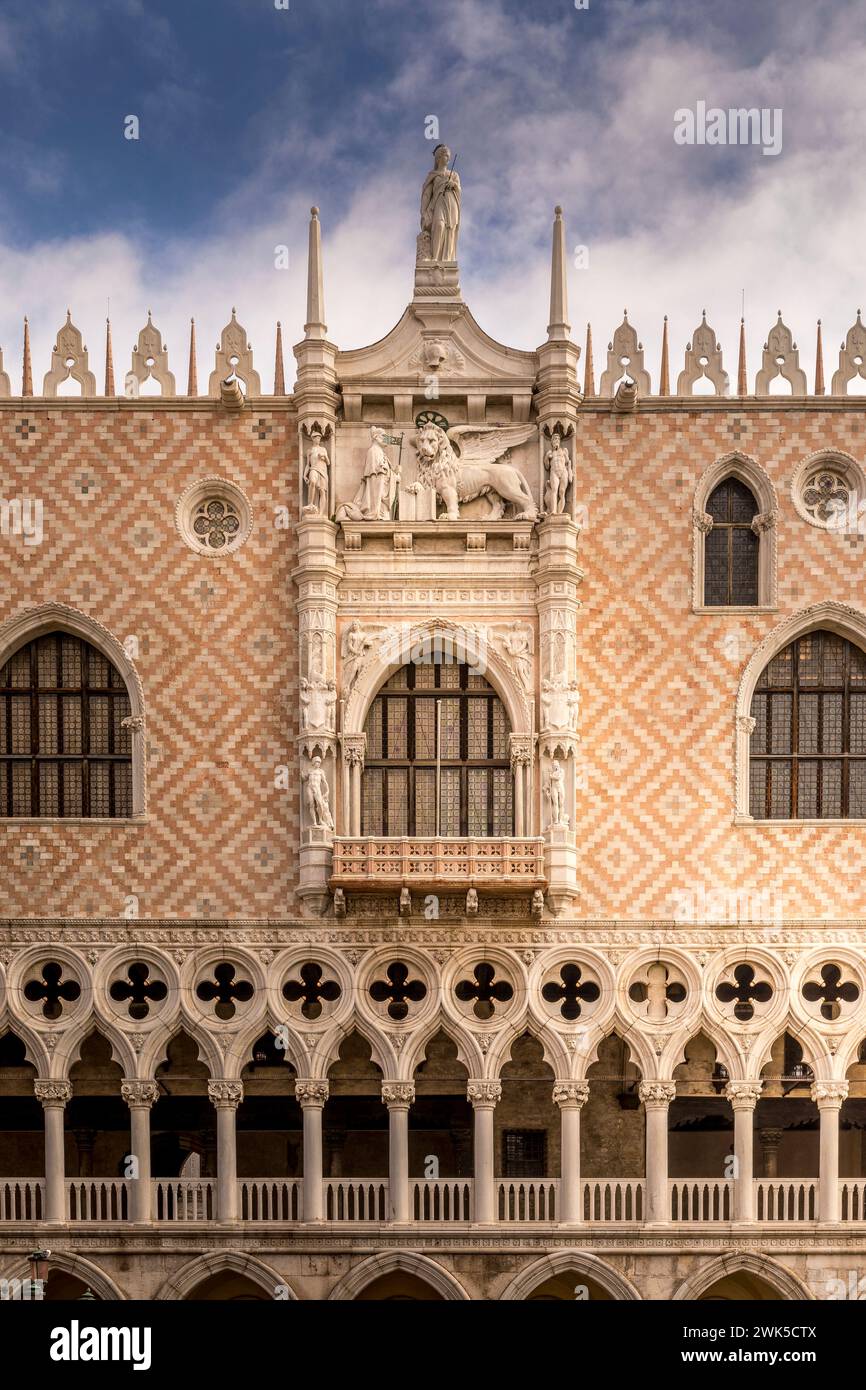Venise, Italie - 6 février 2024 : détail architectural - Palais Ducal sur la Piazza San Marco à Venise, Italie Banque D'Images