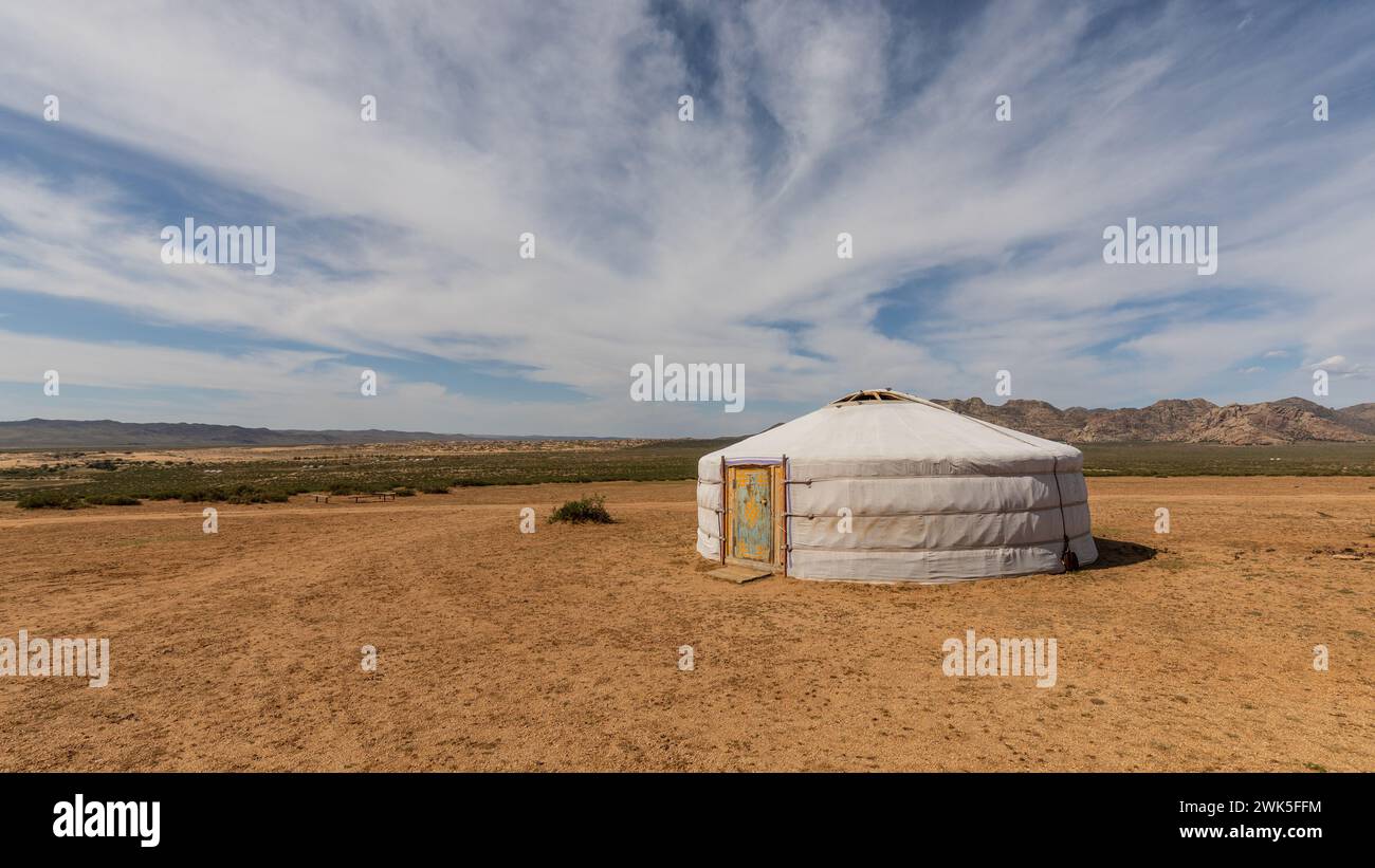 La yourte blanche d'un nomade se dresse dans le désert jaune de Gobi en Mongolie. Banque D'Images