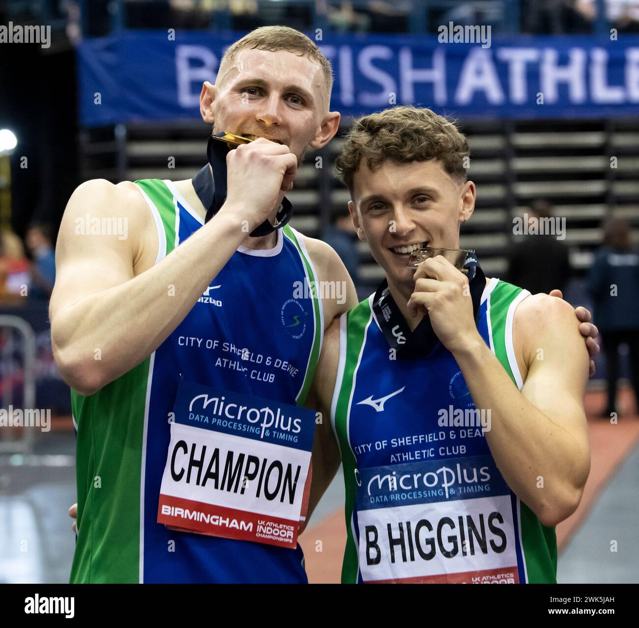 Birmingham, Royaume-Uni. 18 février 2024. Lee Thompson (médaille d'or) et Ben Higgins (médaille d'argent) tous deux de la ville de Sheffield Dearne après avoir participé au 400m masculin aux Championnats d'athlétisme en salle Microplus UK, Utilita Arena, Birmingham, Royaume-Uni les 17 et 18 février 2024. Photo de Gary Mitchell crédit : Gary Mitchell, GMP Media/Alamy Live News Banque D'Images