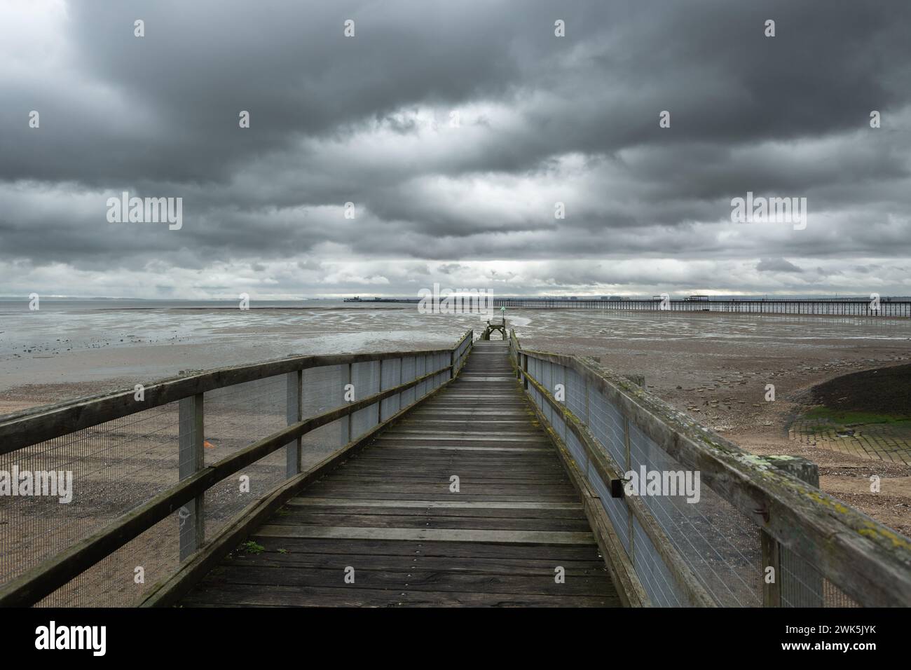 Vue côtière sur l'estuaire de la Tamise à Southend par une journée nuageuse et nuageuse. Banque D'Images