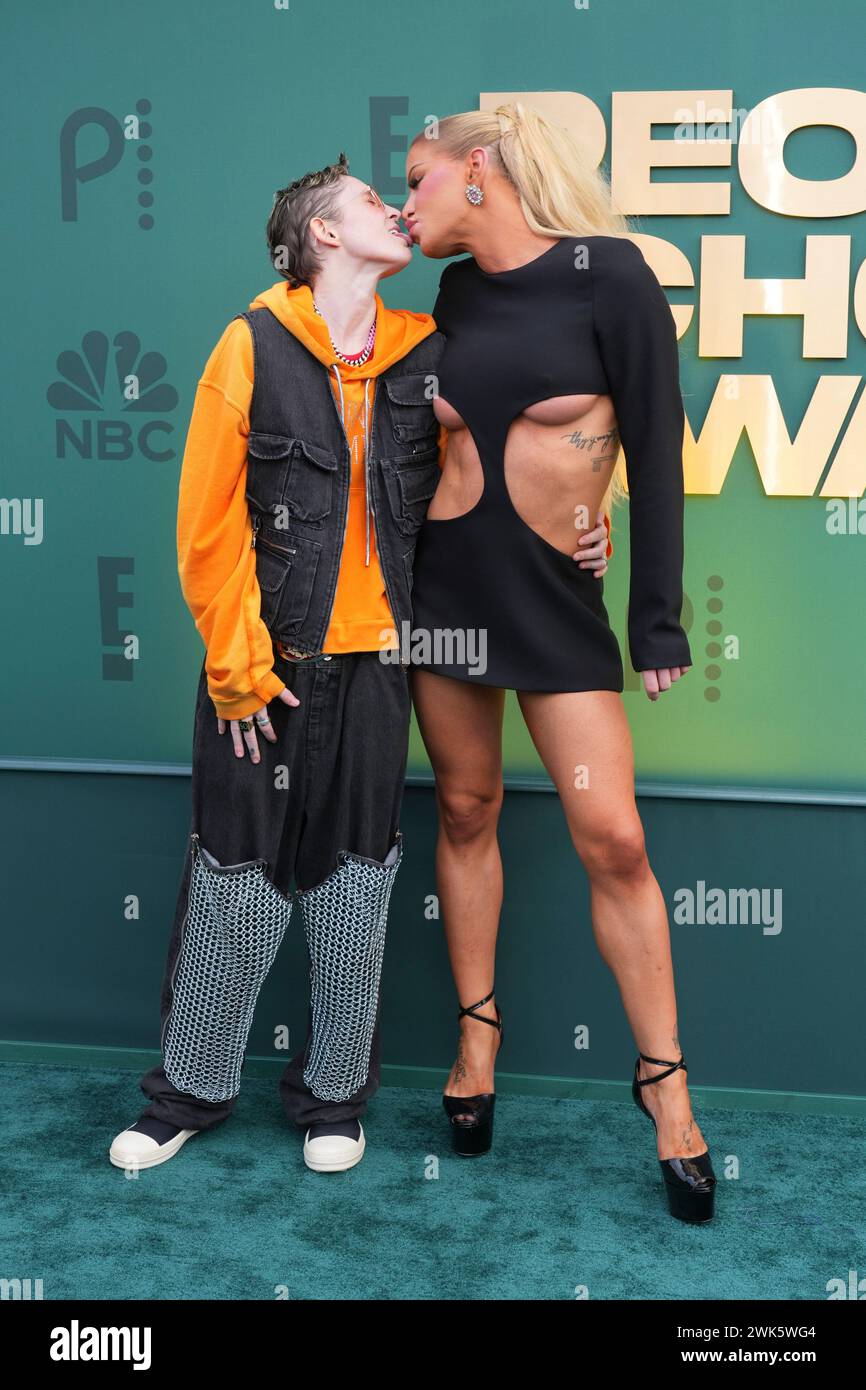 Nats Getty, left, and Gigi Gorgeous arrive at the People's Choice Awards on Sunday, Feb. 18, 2024, at the Barker Hangar in Santa Monica, Calif. (Photo by Jordan Strauss/Invision/AP) Banque D'Images