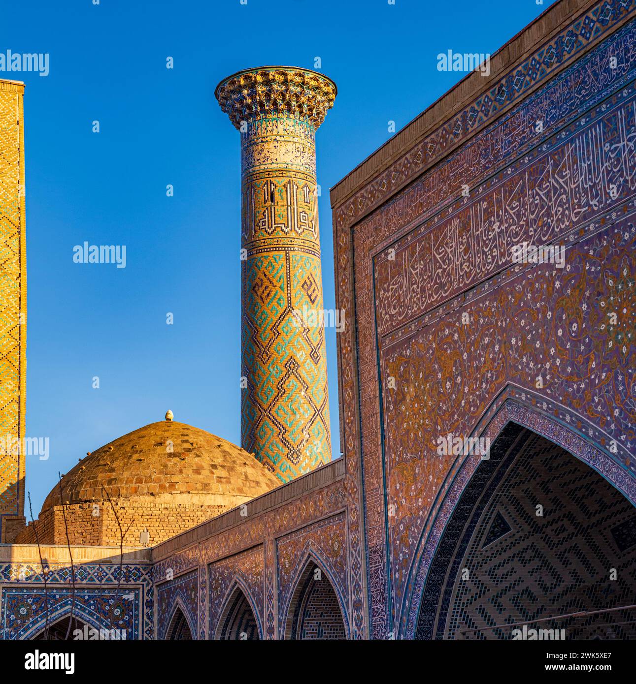 La cour carrelée de Ulug Beg Madrasa, Samarkand Banque D'Images