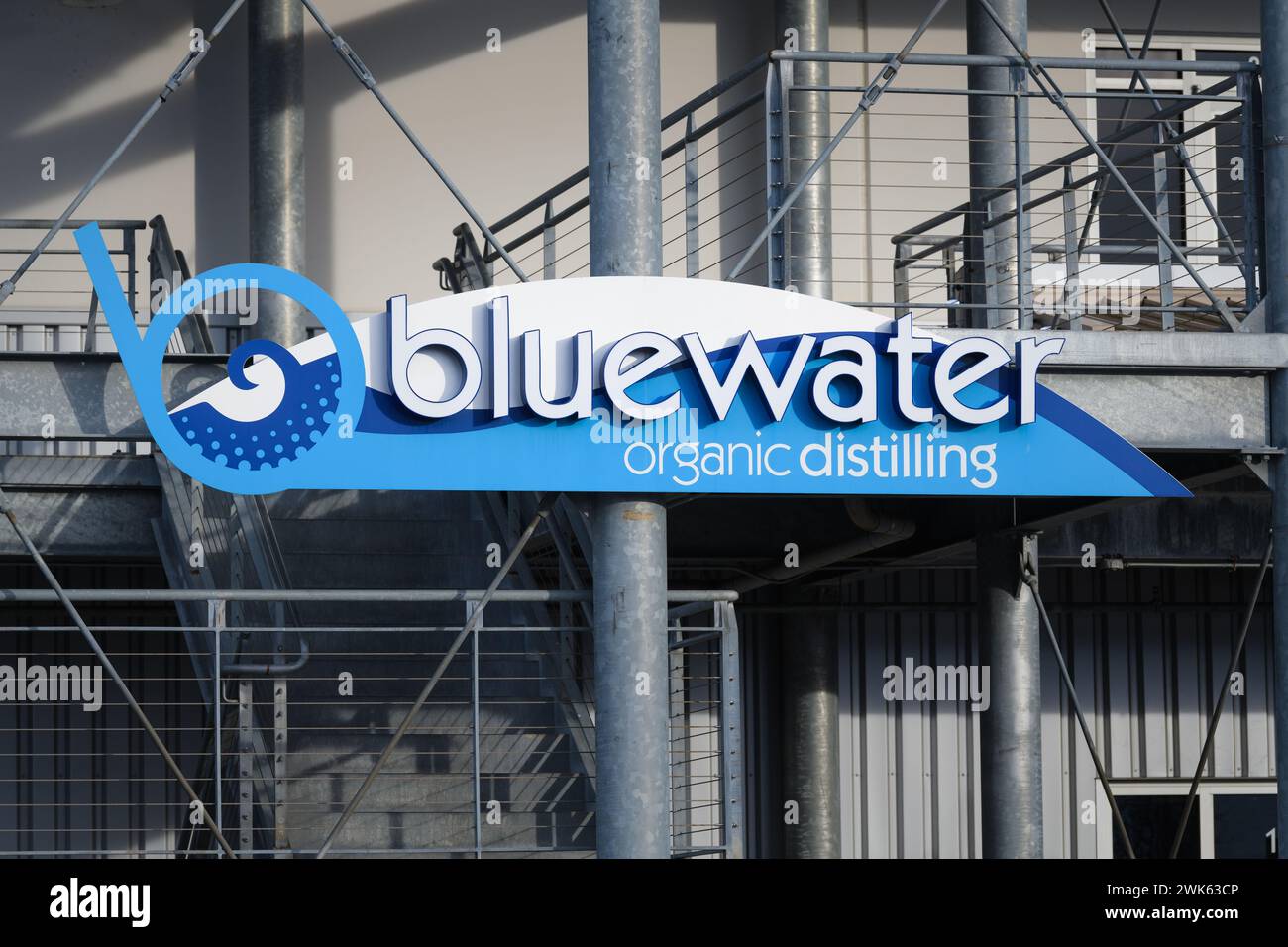 Everett, WA, États-Unis - 16 février 2024 ; signe à Bluewater Organic Distilling sur le front de mer d'Everett Banque D'Images