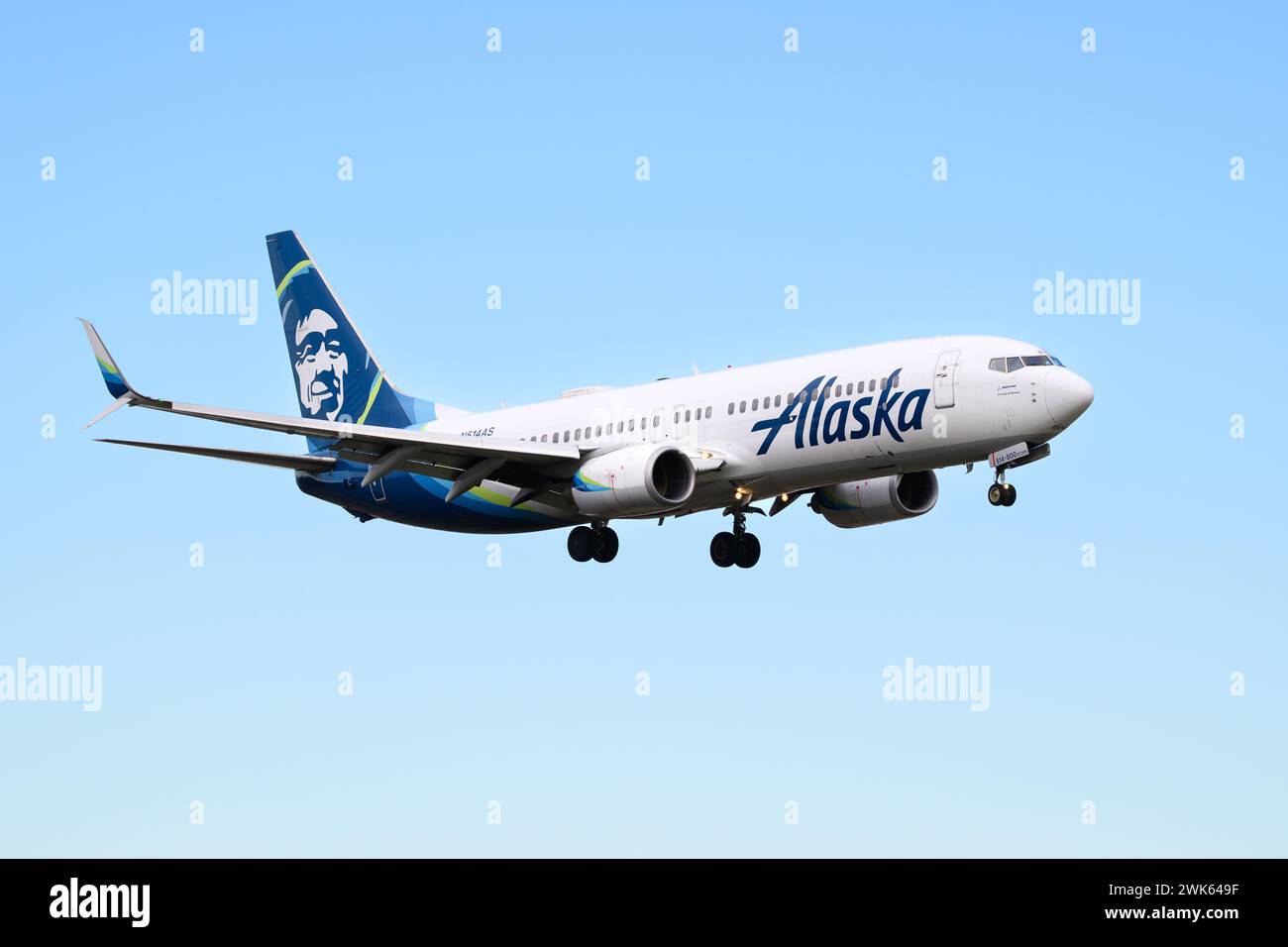 Everett, WA, USA - 16 février 2024 ; Alaska Airlines Boeing 737-800 N524AS en approche finale isolé sur ciel bleu Banque D'Images