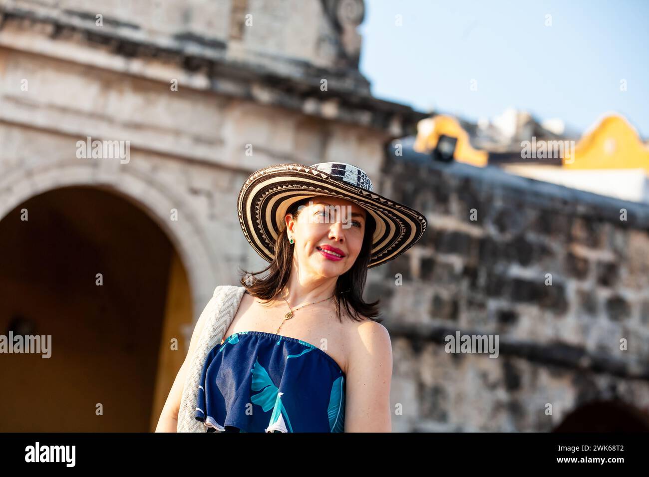 Belle femme portant le chapeau traditionnel colombien appelé Sombrero Vueltiao sur la place de la paix dans les rues historiques de la Carthagène de l'Inde Banque D'Images