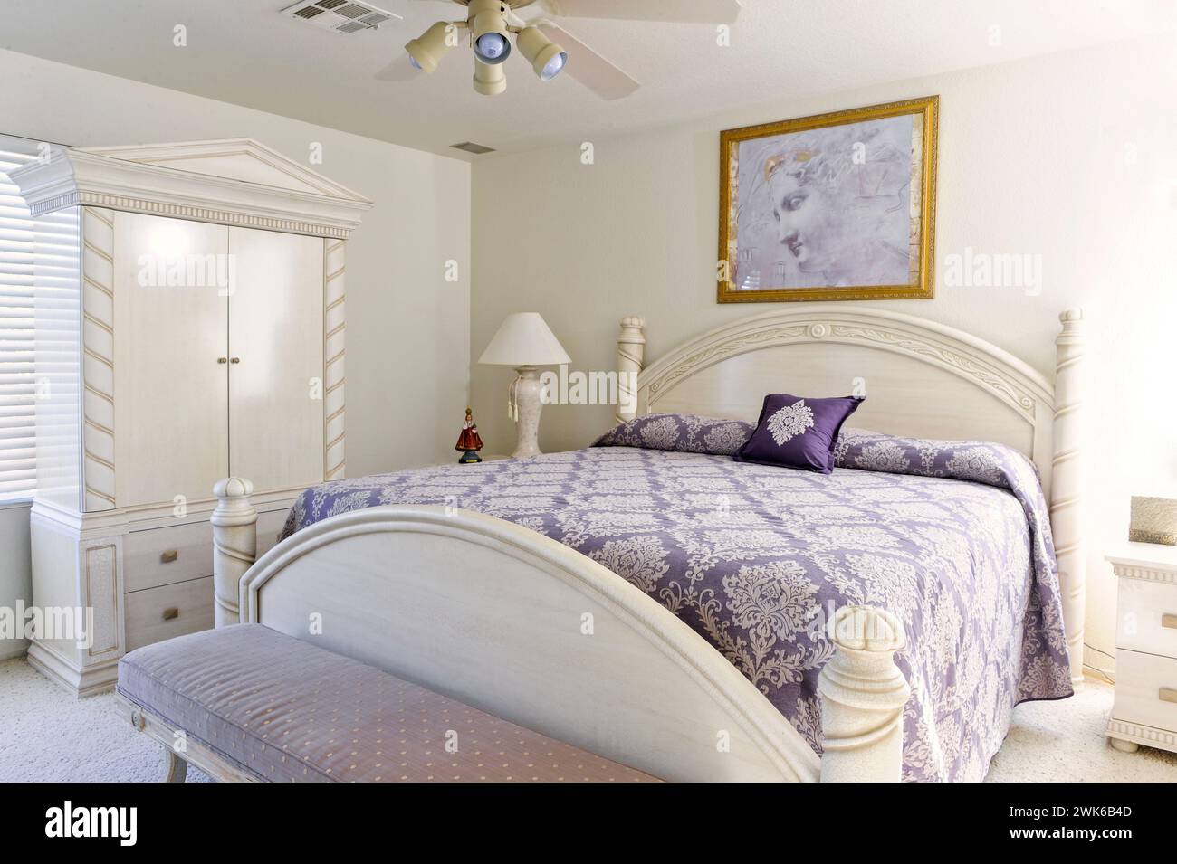 Meublé dans une chambre violette dans une maison résidentielle Banque D'Images
