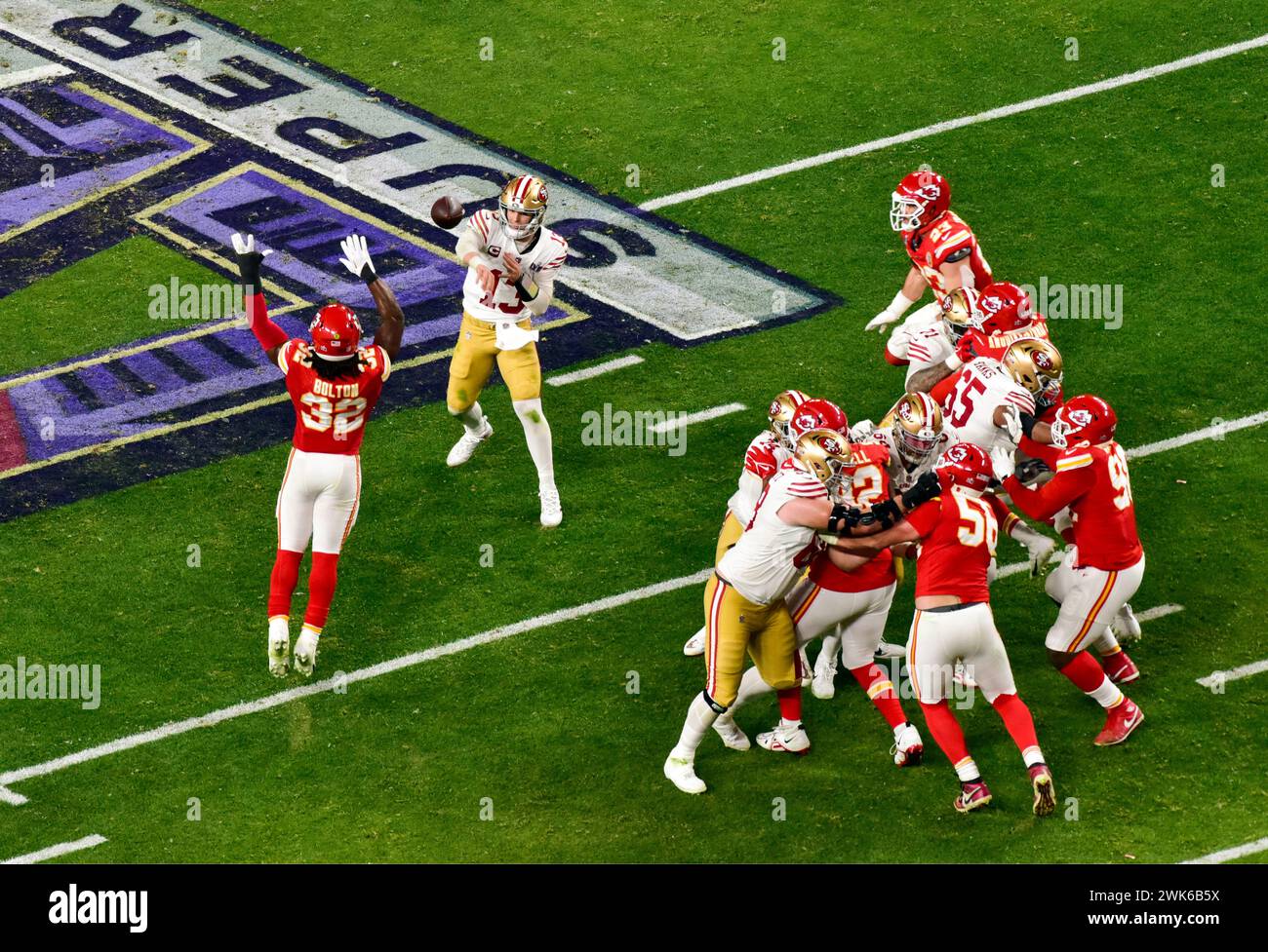 Las Vegas, Nevada, États-Unis, 11 février 2024 - Brock Purdy lance une passe en prolongation au Super Bowl LVIII au stade Allegiant de Las Vegas, Nevada. Banque D'Images Las Vegas, Nevada, États-Unis, 11 février 2024 - Brock Purdy lance une passe en prolongation au Super Bowl LVIII au stade Allegiant de Las Vegas, Nevada. Banque D'Images