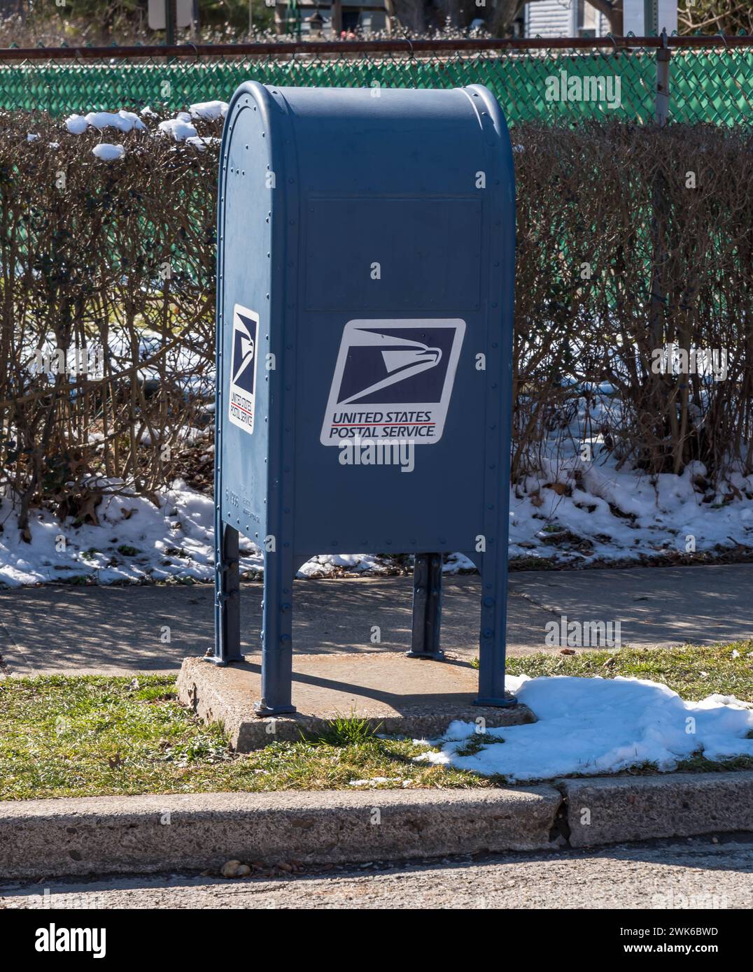 Une boîte aux lettres du service postal des États-Unis sur le bord de la route Banque D'Images