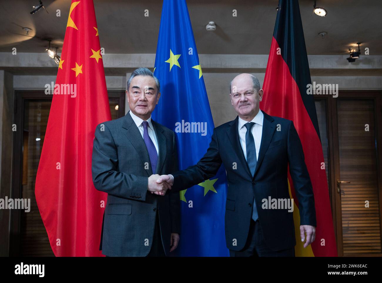 Munich, Allemagne. 17 février 2024. Le chancelier allemand Olaf Scholz rencontre le ministre chinois des Affaires étrangères Wang Yi, qui est également membre du Bureau politique du Comité central du Parti communiste chinois, en marge de la Conférence de Munich sur la sécurité à Munich, en Allemagne, le 17 février 2024. Crédit : Zhang Fan/Xinhua/Alamy Live News Banque D'Images