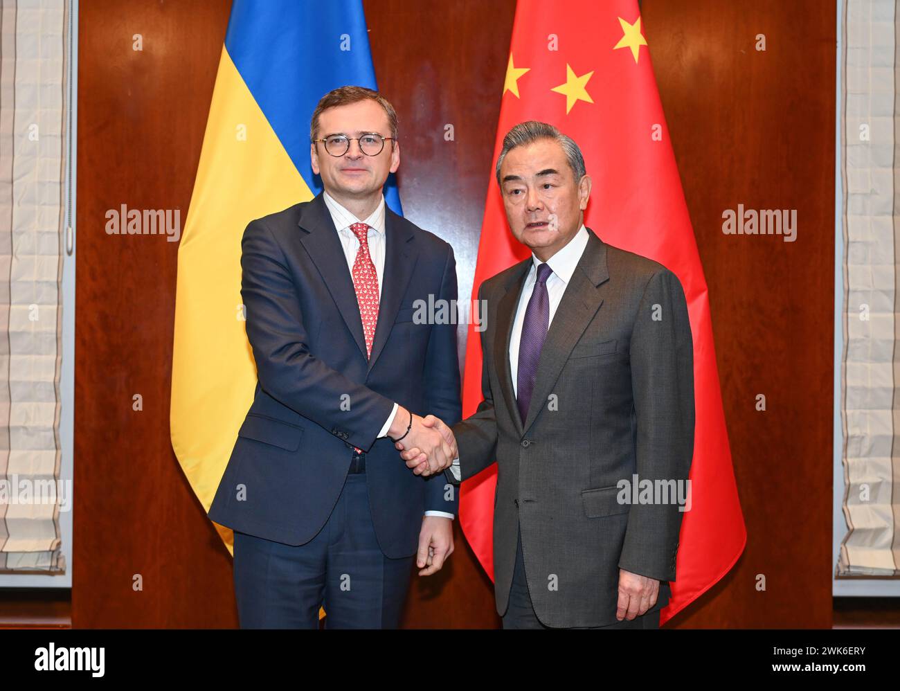 Munich, Allemagne. 17 février 2024. Le ministre chinois des Affaires étrangères Wang Yi, également membre du Bureau politique du Comité central du Parti communiste chinois, rencontre le ministre ukrainien des Affaires étrangères Dmytro Kuleba en marge de la Conférence de Munich sur la sécurité à Munich, en Allemagne, le 17 février 2024. Crédit : Ren Pengfei/Xinhua/Alamy Live News Banque D'Images