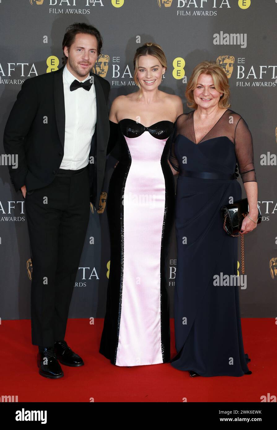 Londres, Royaume-Uni. 18 février 2024. Tom Ackerley, Margot Robbie et son invité assistent aux EE BAFTA film Awards 2024 au Royal Festival Hall de Londres. (Photo de Fred Duval/SOPA images/SIPA USA) crédit : SIPA USA/Alamy Live News Banque D'Images