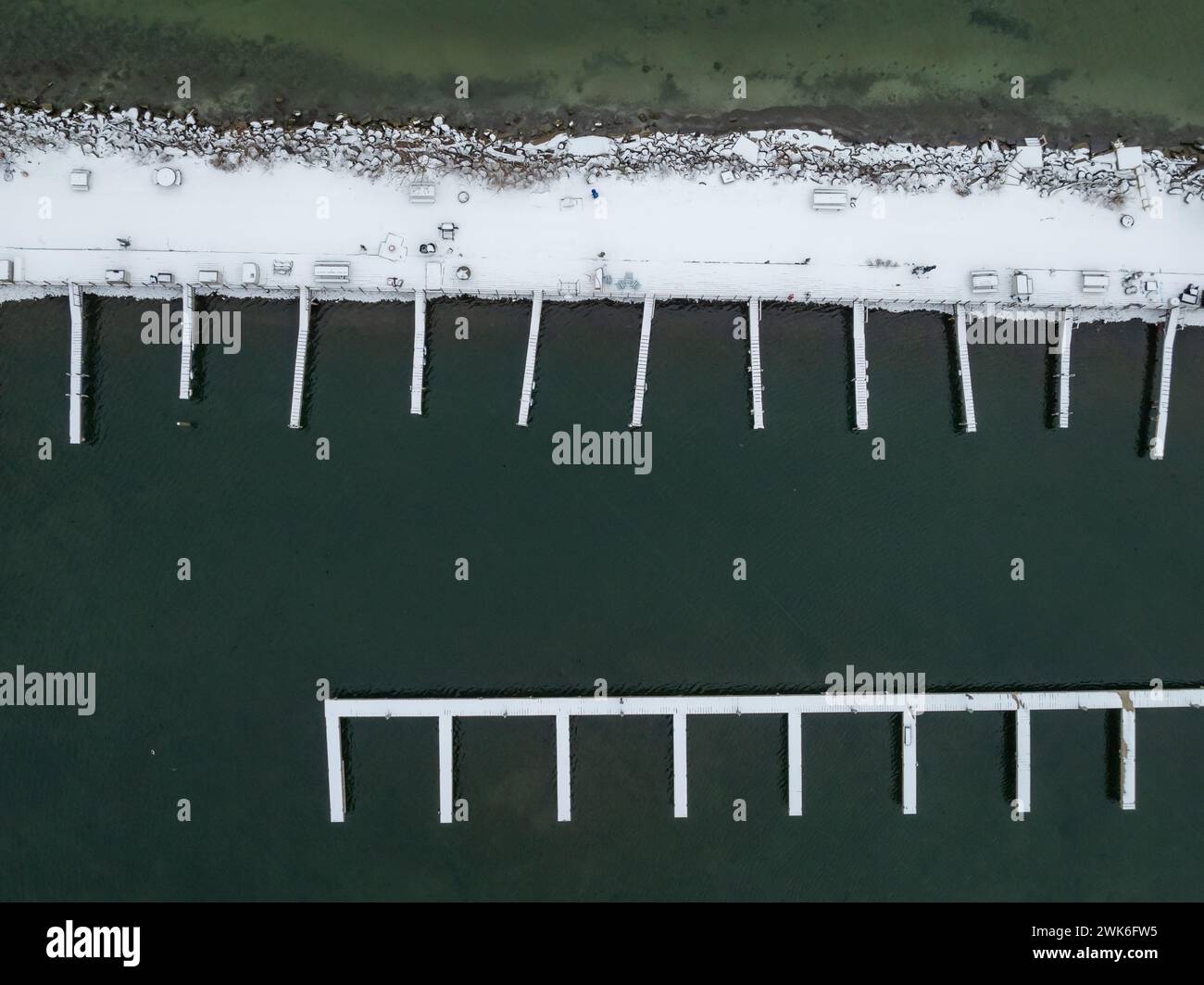 Images aériennes après-midi d'hiver de quais à Lansing, NY, sur le côté est du lac Cayuga. Banque D'Images