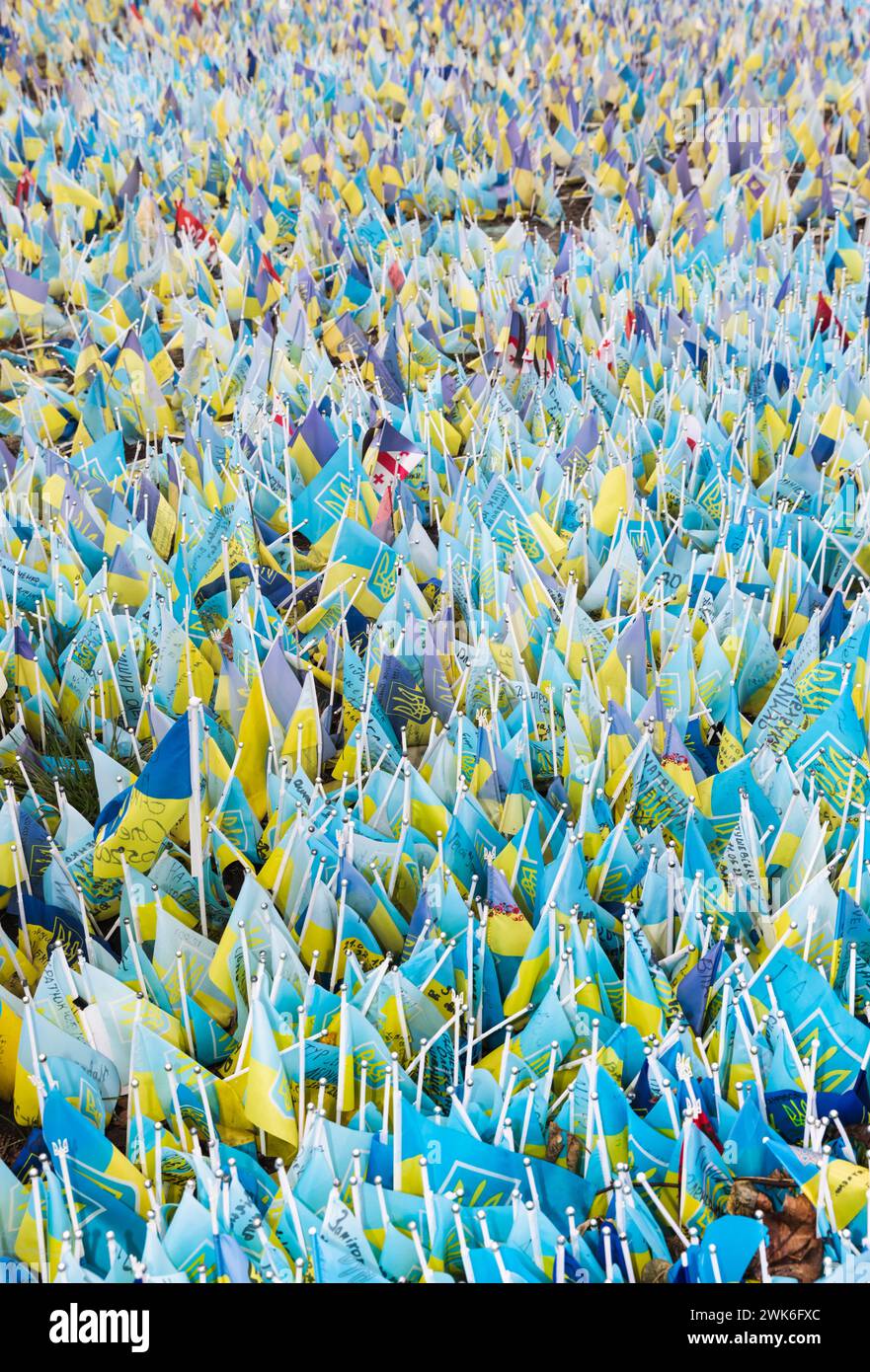 Kiev, Ukraine. 18 février 2024. Un grand nombre de drapeaux ukrainiens vus sur la place centrale de la capitale avec les noms des prisonniers et de ceux qui sont morts dans la guerre avec la Russie pendant le rassemblement. Dimanche, le traditionnel rassemblement libre Azov des parents et des amis des soldats capturés a eu lieu sur Maidan Nezalezhnosti à Kiev. Des parents et des amis des militaires ukrainiens capturés sont venus au rassemblement pour nous rappeler que les militaires ukrainiens et les défenseurs de Marioupol sont toujours en captivité. Crédit : SOPA images Limited/Alamy Live News Banque D'Images