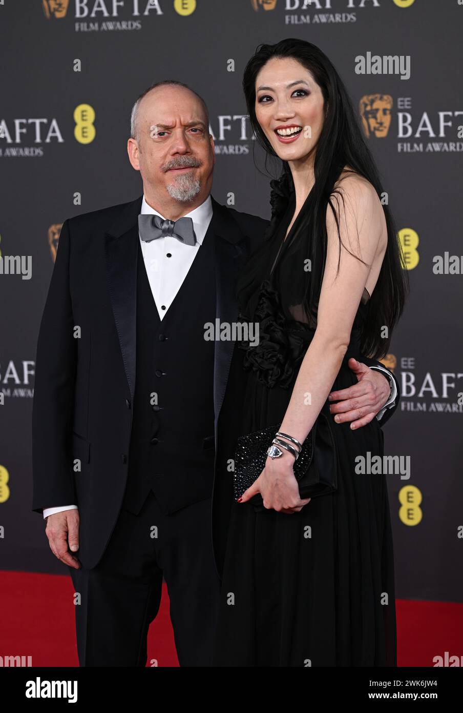 Londres, Royaume-Uni. 18 février 2024. Paul Giamatti et Clara Wong arrivant aux EE BAFTA film Awards 2024, Royal Festival Hall. Crédit : Doug Peters/EMPICS/Alamy Live News Banque D'Images
