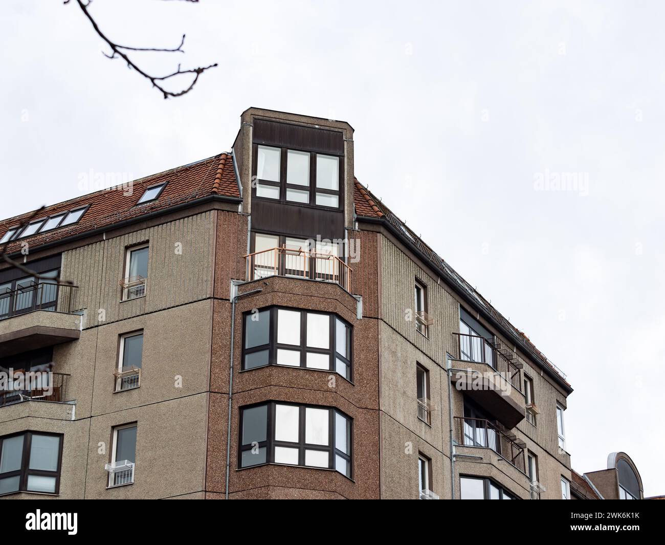 Architecture du bâtiment de Berlin est dans un quartier résidentiel. La façade est réalisée à partir de béton agrégé exposé à partir des éléments préfabriqués. Banque D'Images