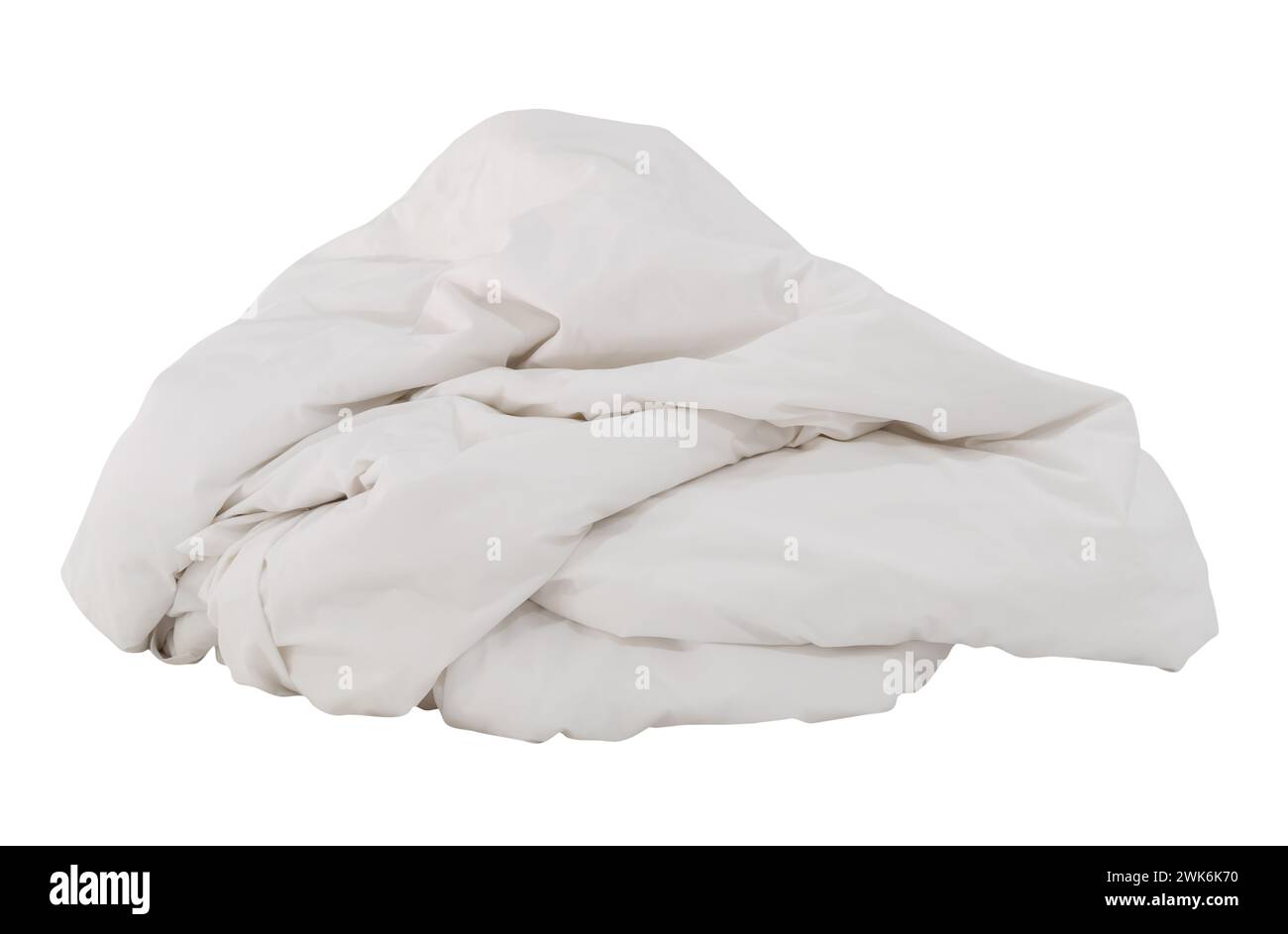 Couverture froissée blanche ou linge de lit dans la chambre d'hôtel laissé désordonné et sale après l'utilisation du client pendant la nuit est isolé sur fond blanc avec la coupure Banque D'Images