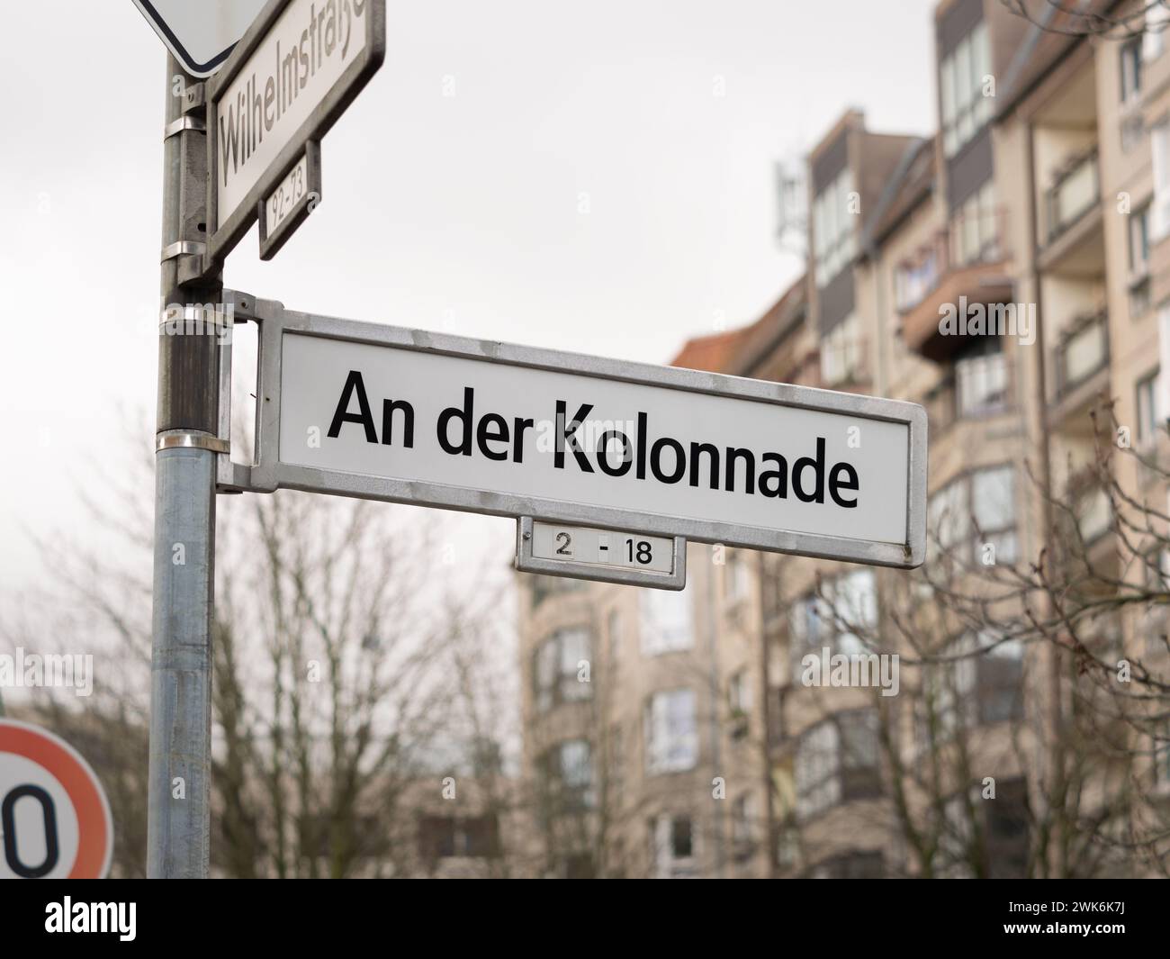 Rue an der Kolonnade à Berlin. Signe avec le nom de la route à une intersection. Dans la région se trouve un quartier résidentiel à l'architecture socialiste. Banque D'Images