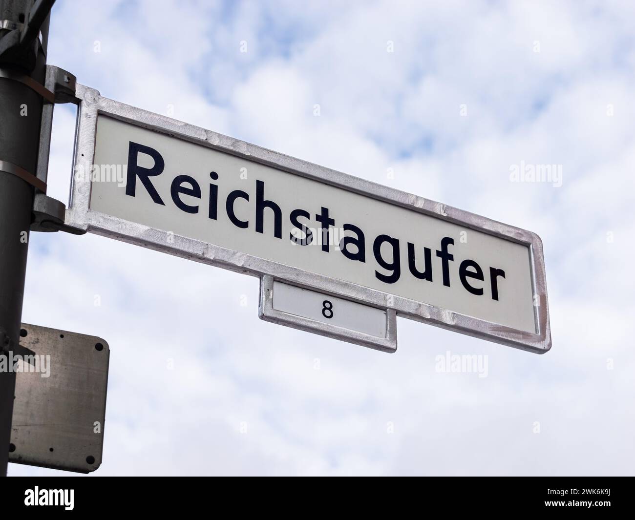 Rue Reichstagufer à Berlin. Signe avec le nom de la route à une intersection. L'emplacement est populaire pour beaucoup de bâtiments gouvernementaux et ministériels. Banque D'Images
