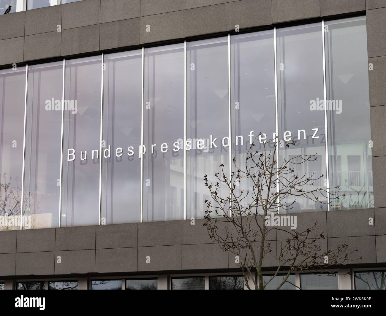 Bundespressekonferenz (Conférence de presse fédérale) signe sur le bâtiment du gouvernement dans la rue Schiffbauerdamm. Plate-forme allemande de communication politique. Banque D'Images