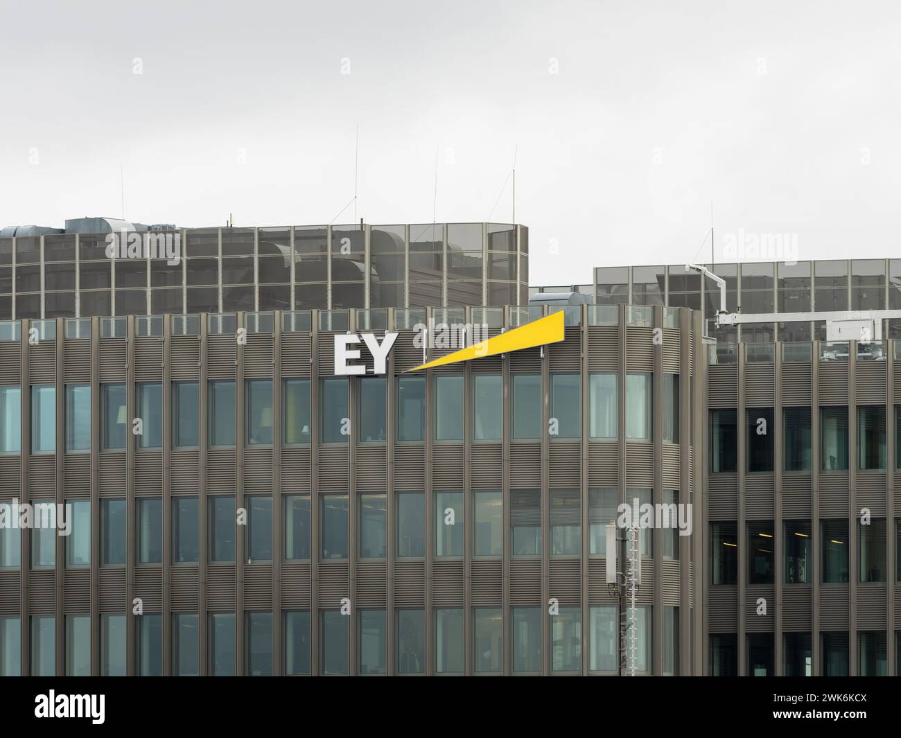 Logo EY à l'extérieur d'un bâtiment. La société comptable est un gros employeur et offre des services de conseil. Façade d'une maison de bureau dans la ville. Banque D'Images