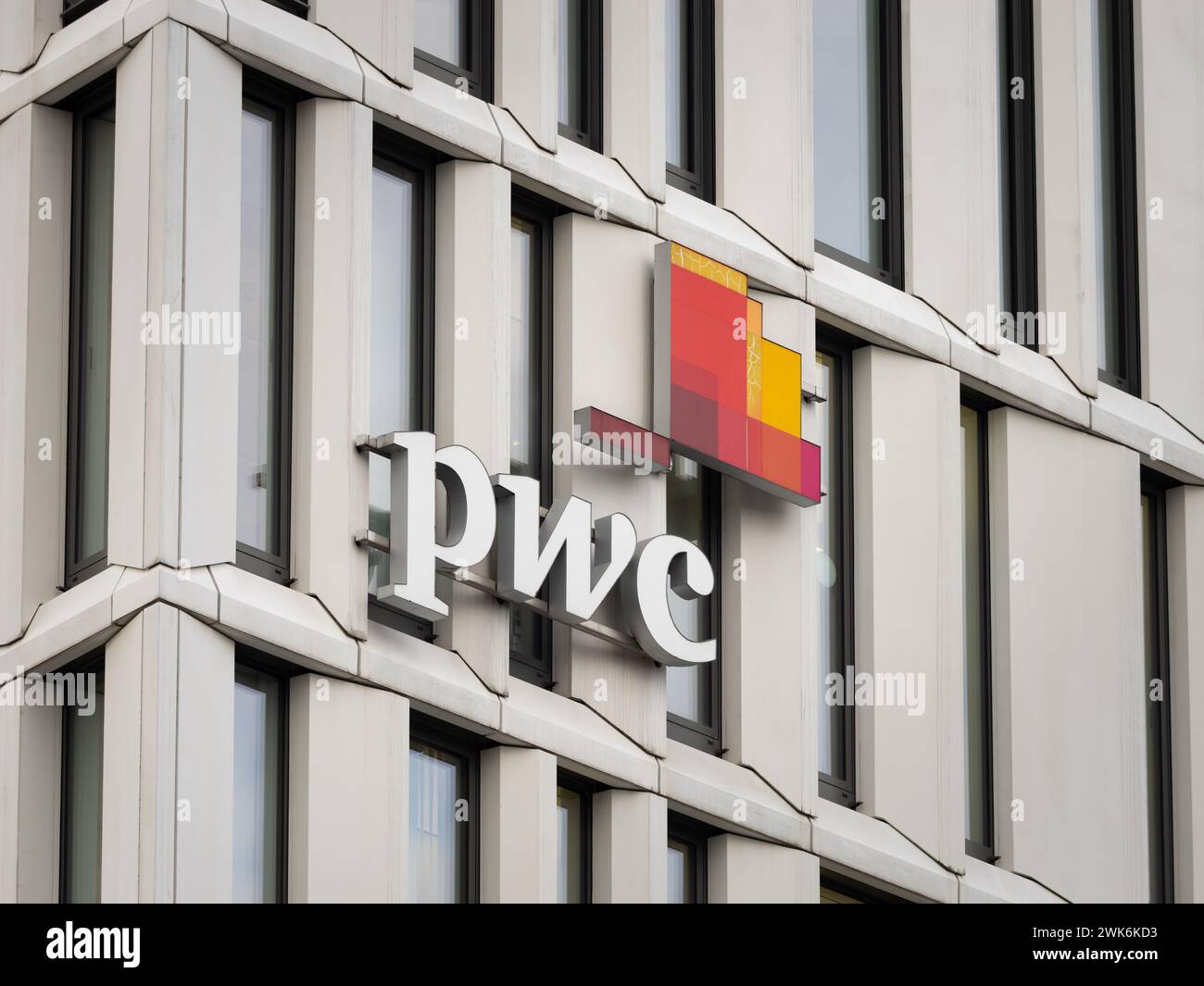 Logo PwC sur l'extérieur d'un bâtiment. La société comptable est un gros employeur et offre des services de conseil. Façade d'une maison de bureau dans la ville. Banque D'Images