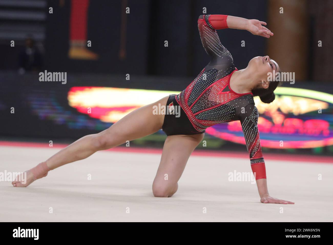 Le Caire, Égypte. 18 février 2024. Jana Mahmoud, égyptienne, participe au match final des exercices au sol féminins lors de la Coupe du monde FIG Artistic Gymnastics Apparatus 2024 au Caire, Égypte, le 18 février 2024. Crédit : Ahmed Gomaa/Xinhua/Alamy Live News Banque D'Images