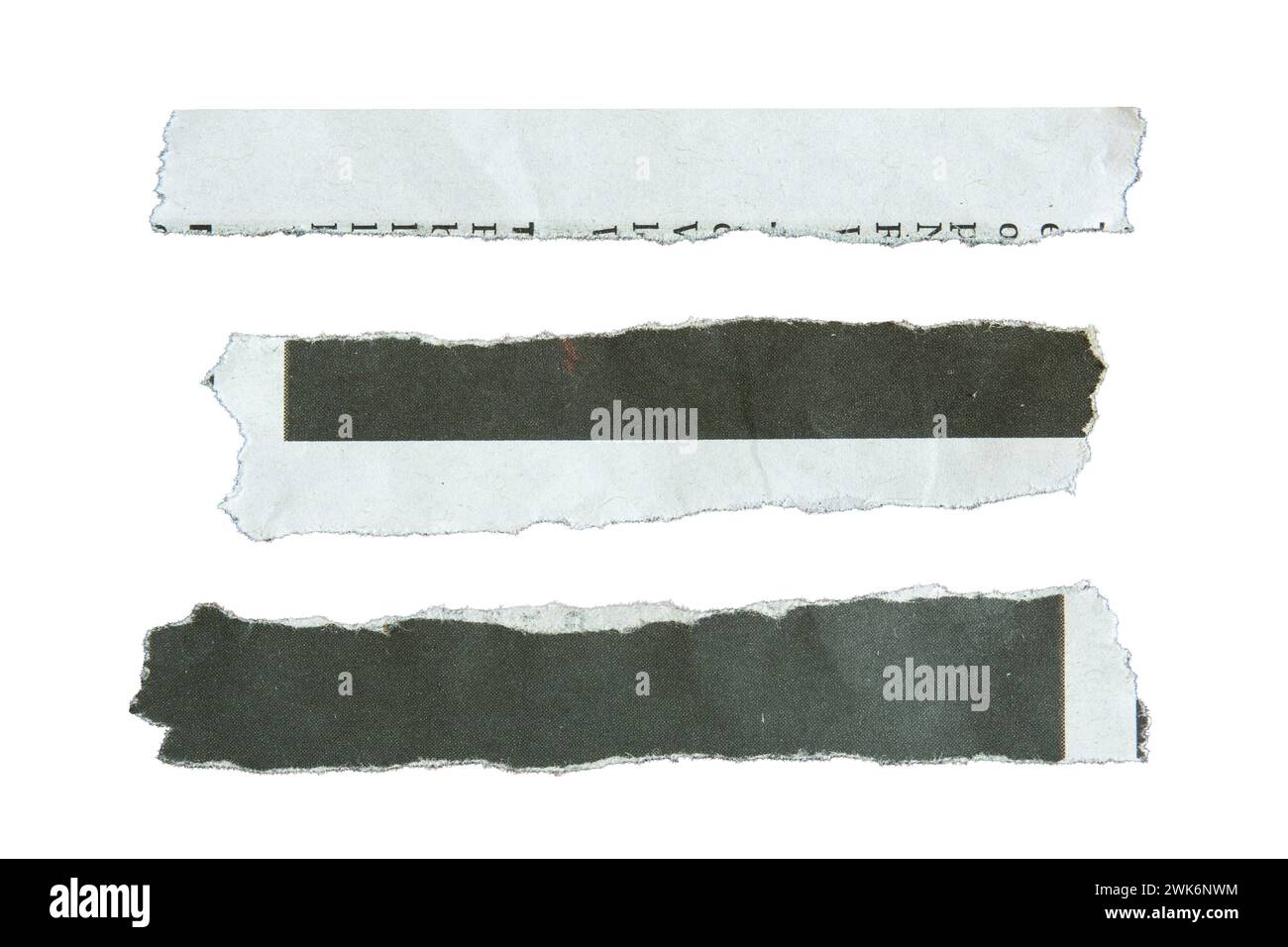 Ensemble de long journal noir et blanc rectangulaire déchiré sur fond blanc avec chemin de détourage Banque D'Images