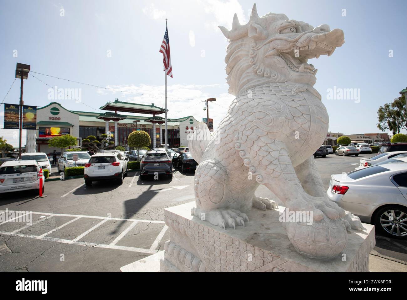Westminster, Californie, États-Unis - 1er octobre 2023 : des statues de lion gardent l'entrée de l'Asian Garden Mall à Little Saigon. Banque D'Images