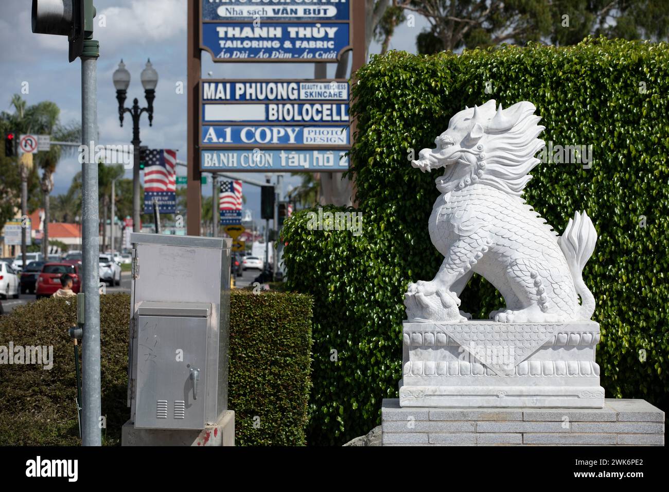 Westminster, Californie, États-Unis - 1er octobre 2023 : des statues de lion gardent l'entrée de l'Asian Garden Mall à Little Saigon. Banque D'Images