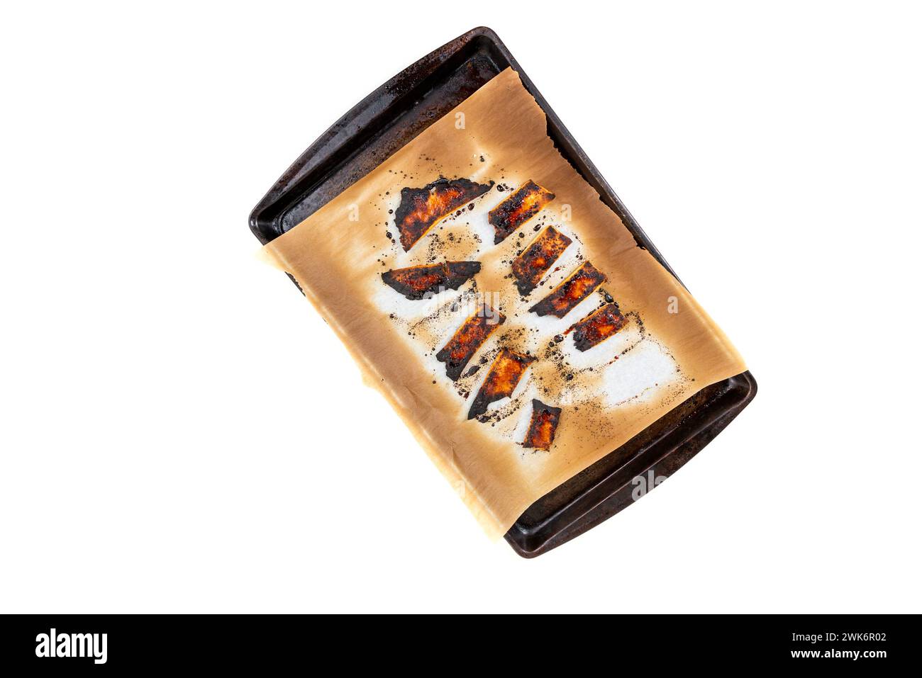 Gâteries à tarte brûlée sur une plaque à biscuits noire de haut en bas Banque D'Images