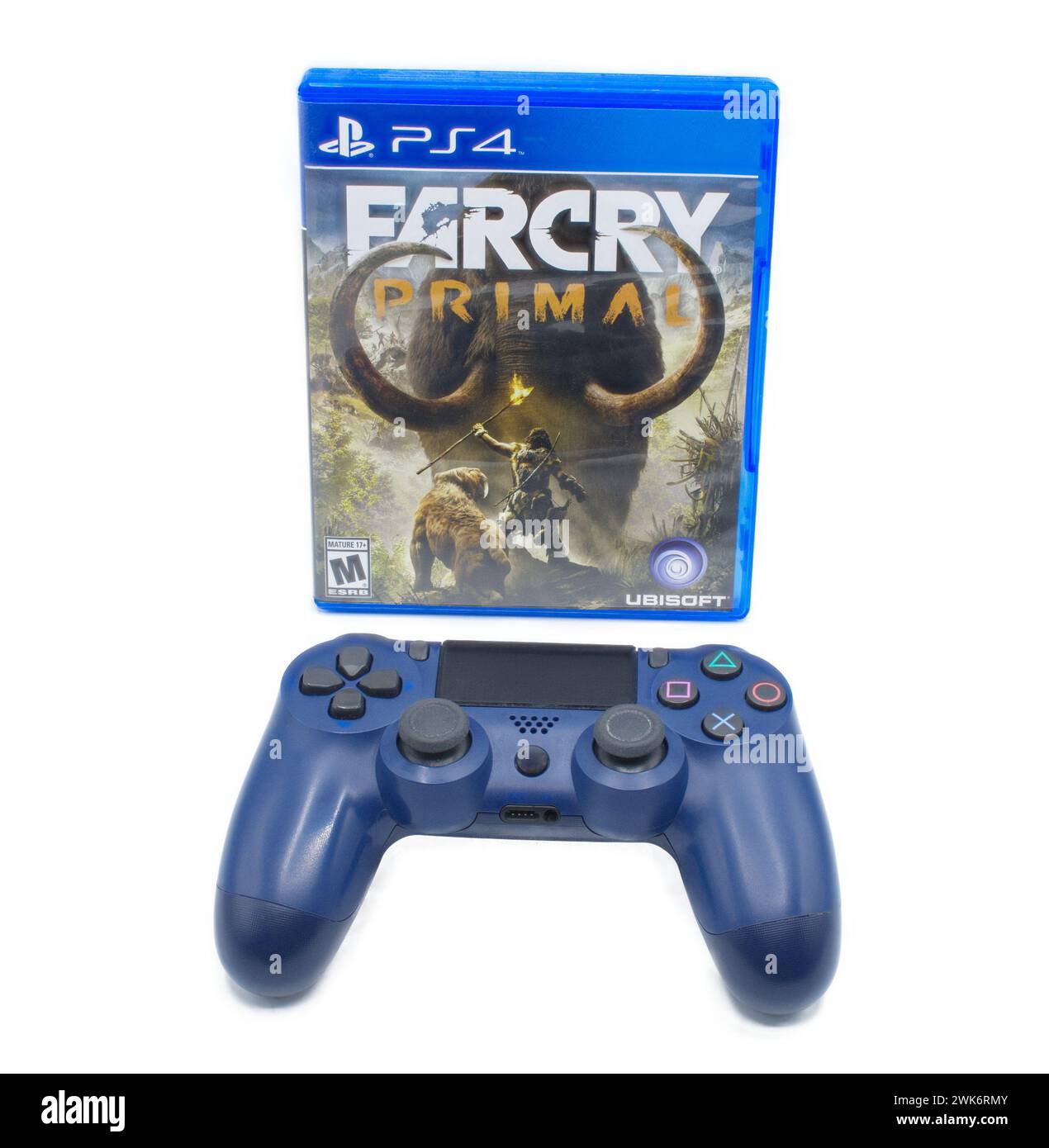Ocala, FL 2-18-2024 jeu vidéo Far Cry primal par Ubisoft sur console Sony PlayStation four 4 avec Lion, humain avec torche allumée, et mammouth laineux sur la crique Banque D'Images