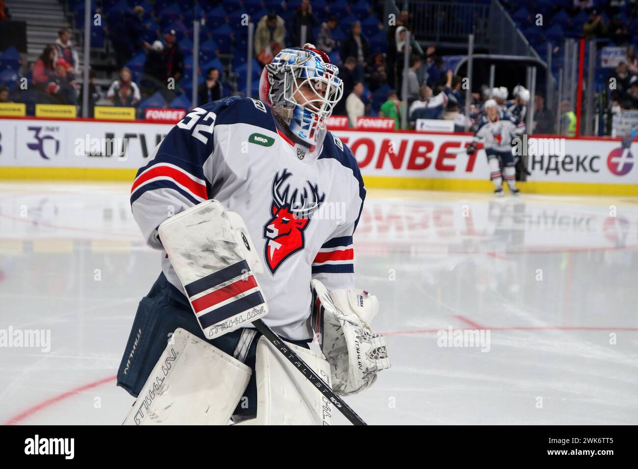 Saint-Pétersbourg, Russie. 18 février 2024. Joueur du Torpedo Hockey Club, Adam Huska (32) vu en action lors de la Kontinental Hockey League, saison régulière KHL 2023 - 2024 entre SKA Saint-Pétersbourg - Torpedo Nizhny Novgorod à la SKA Arena. (Score final ; SKA Saint Petersburg 4:3 Torpedo Nizhny Novgorod) crédit : SOPA images Limited/Alamy Live News Banque D'Images