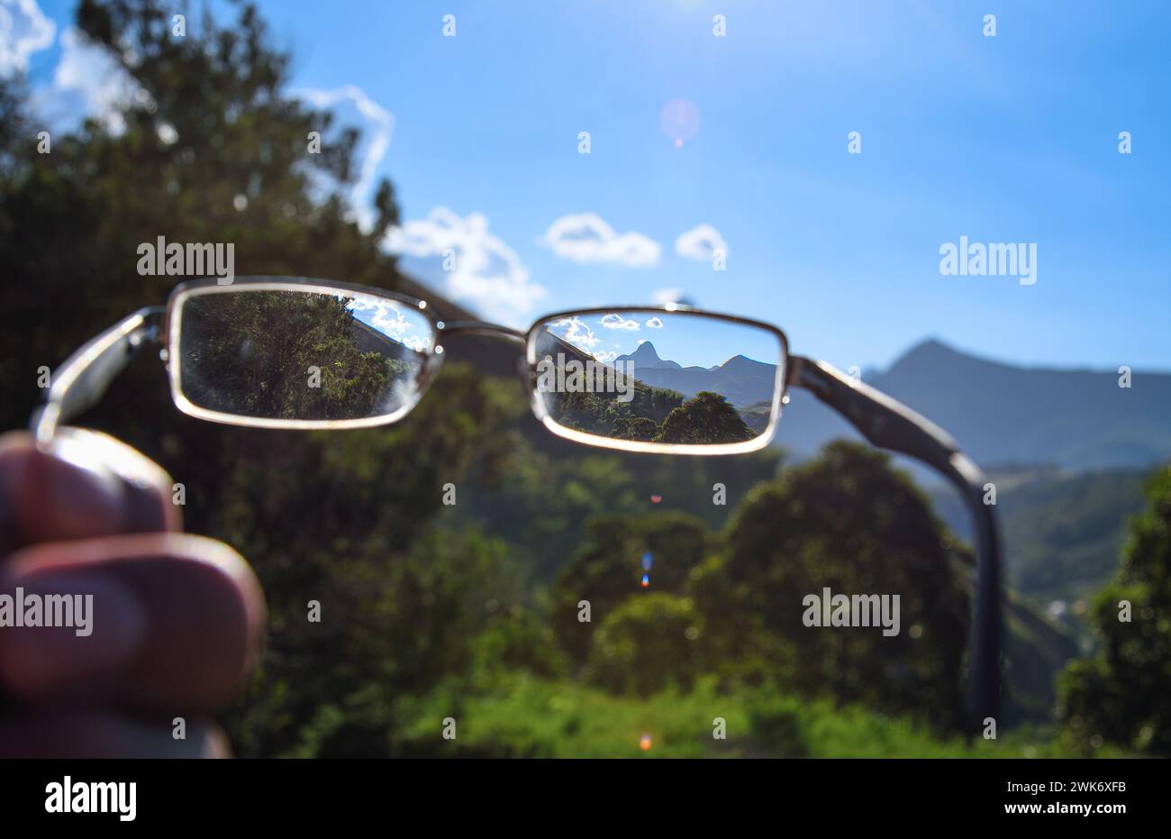 Le paysage d'Itaipava à travers les lentilles de lunettes de myopie - Rio de Janeiro, Brésil Banque D'Images