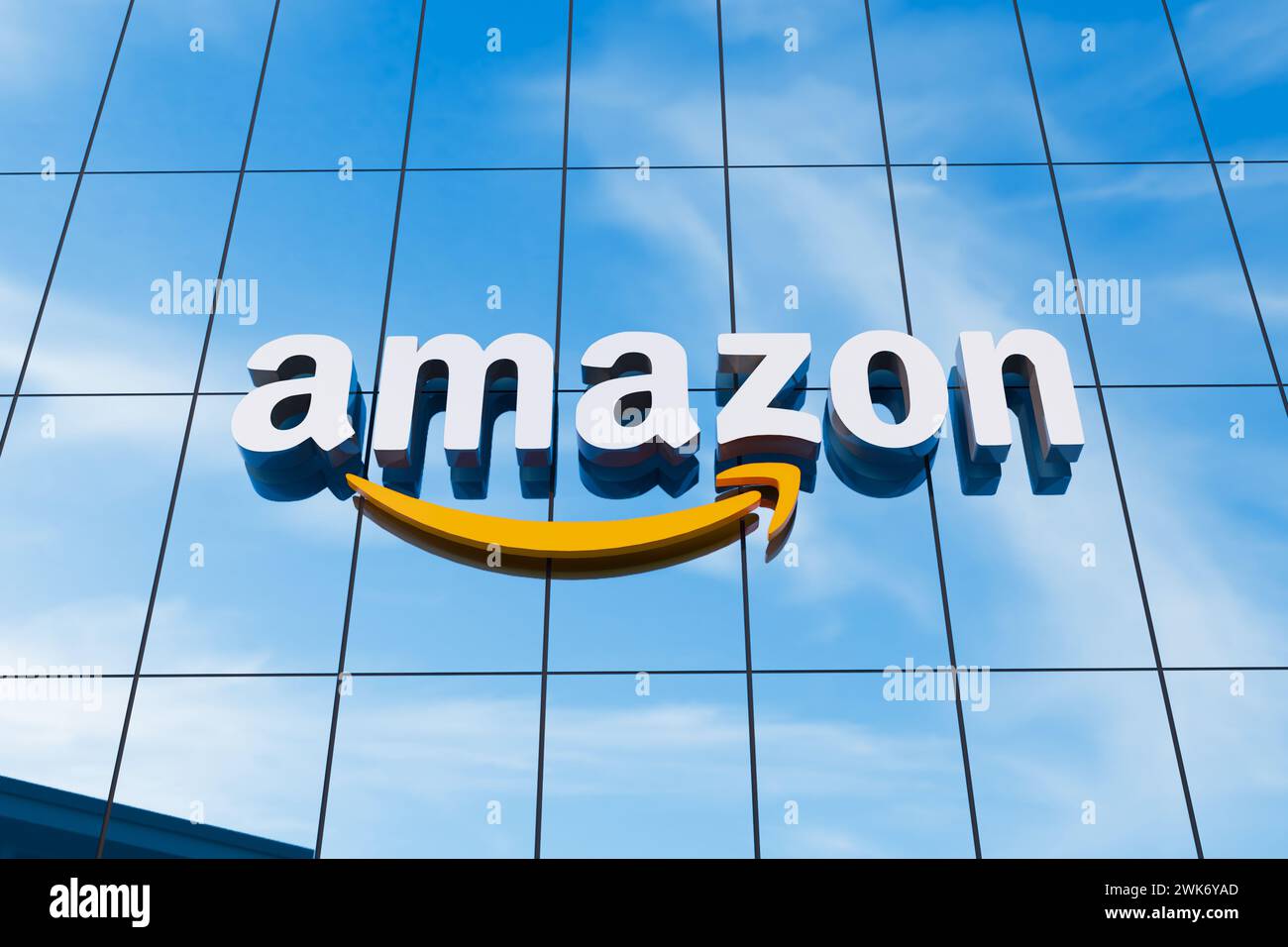 Pune, Inde - 19 février 2024. Logo Amazon.com sur la façade du siège social. Logo Amazon avec flèche. Illustration 3D. Banque D'Images