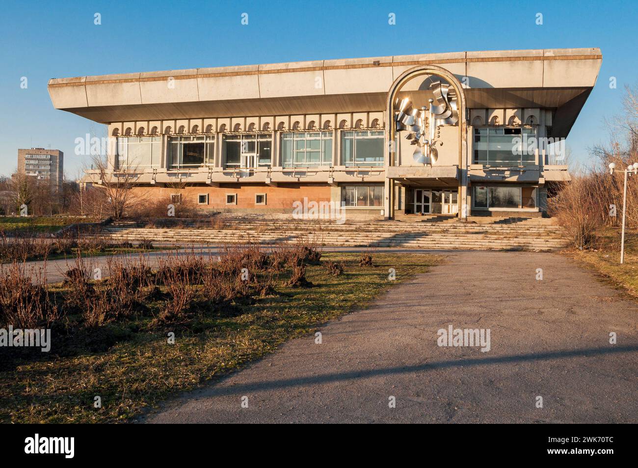 Sumy, Ukraine. 22 mars. 2014. Maison de la culture et de la jeunesse dans le style architectural du constructivisme soviétique. La ville au printemps Banque D'Images