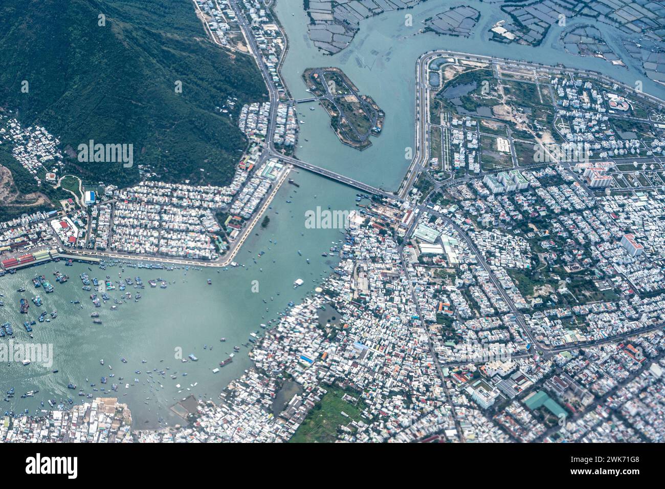 Depuis le point de vue de l'avion, une vue enchanteresse dévoile Ho Chi Minh-ville, Saigon, la rivière et les collines baignées dans des tons bleus sereins. captivant sn Banque D'Images