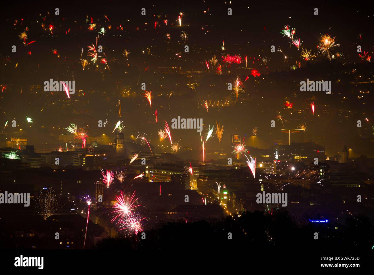 Feux d'artifice de la Saint-Sylvestre dans le centre-ville de Stuttgart Banque D'Images