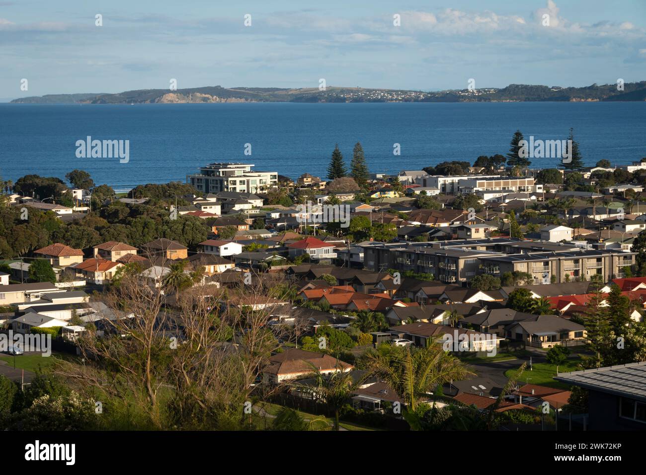 Vue à travers la ville d'Orwa jusqu'à l'océan Pacifique, Orewa, Auckland, Île du Nord, Nouvelle-Zélande Banque D'Images